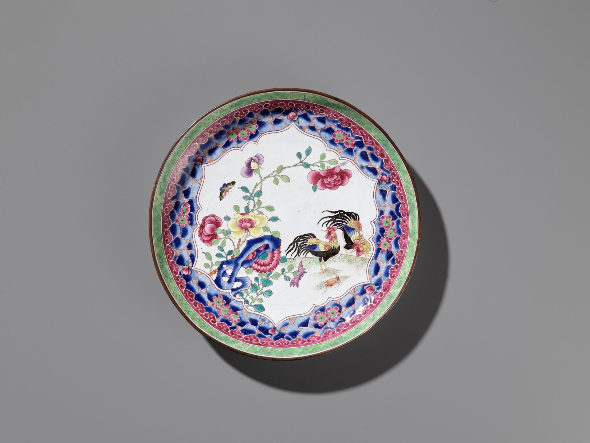 A RARE CANTON ENAMEL 'COCKERELS' DISH, YONGZHENG TO EARLY QIANLONG PERIOD - Bild 10 aus 11