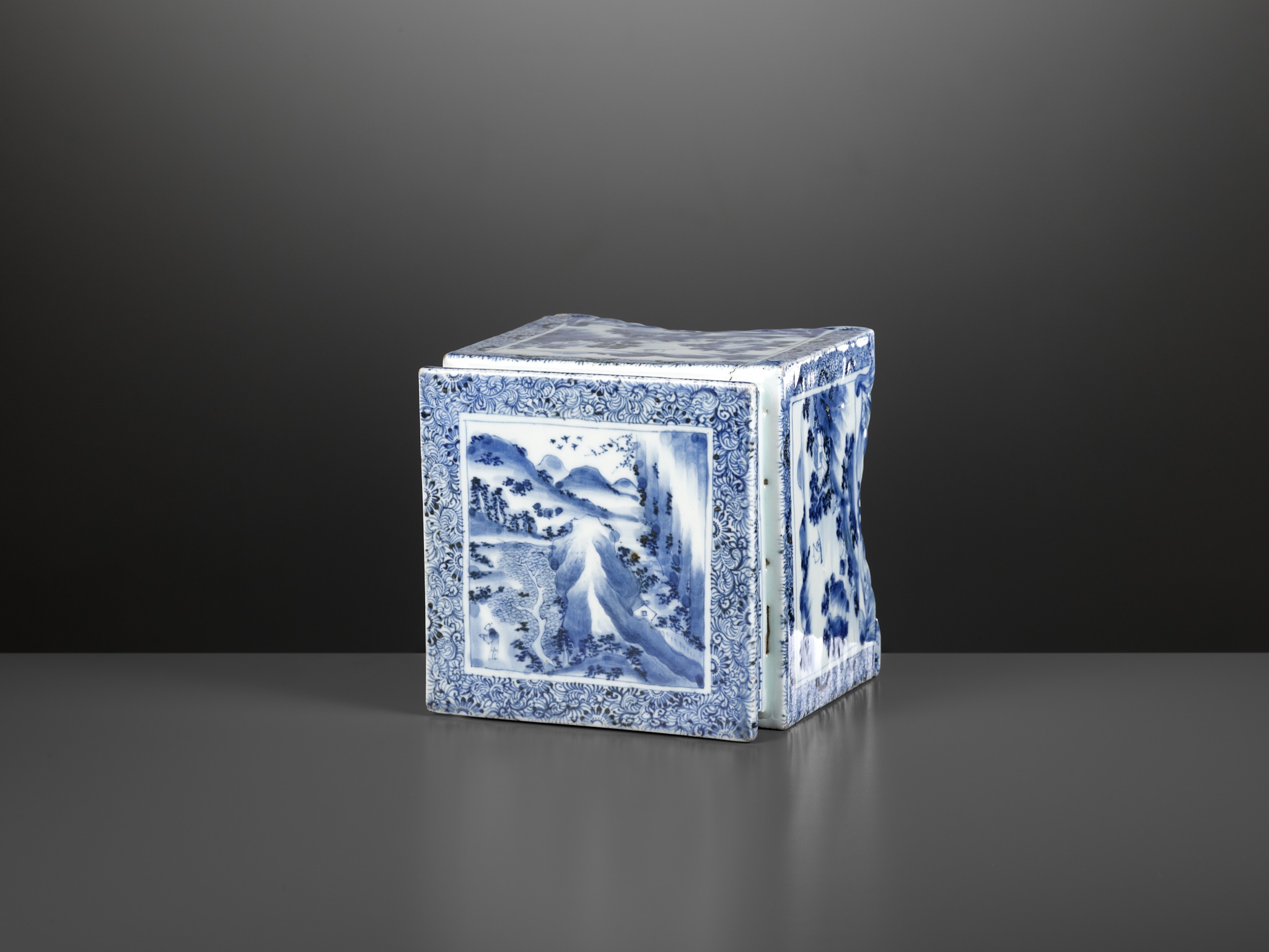 A MASSIVE BLUE AND WHITE 'LANDSCAPE' STAND, LATE MING TO EARLY QING DYNASTY - Image 6 of 17