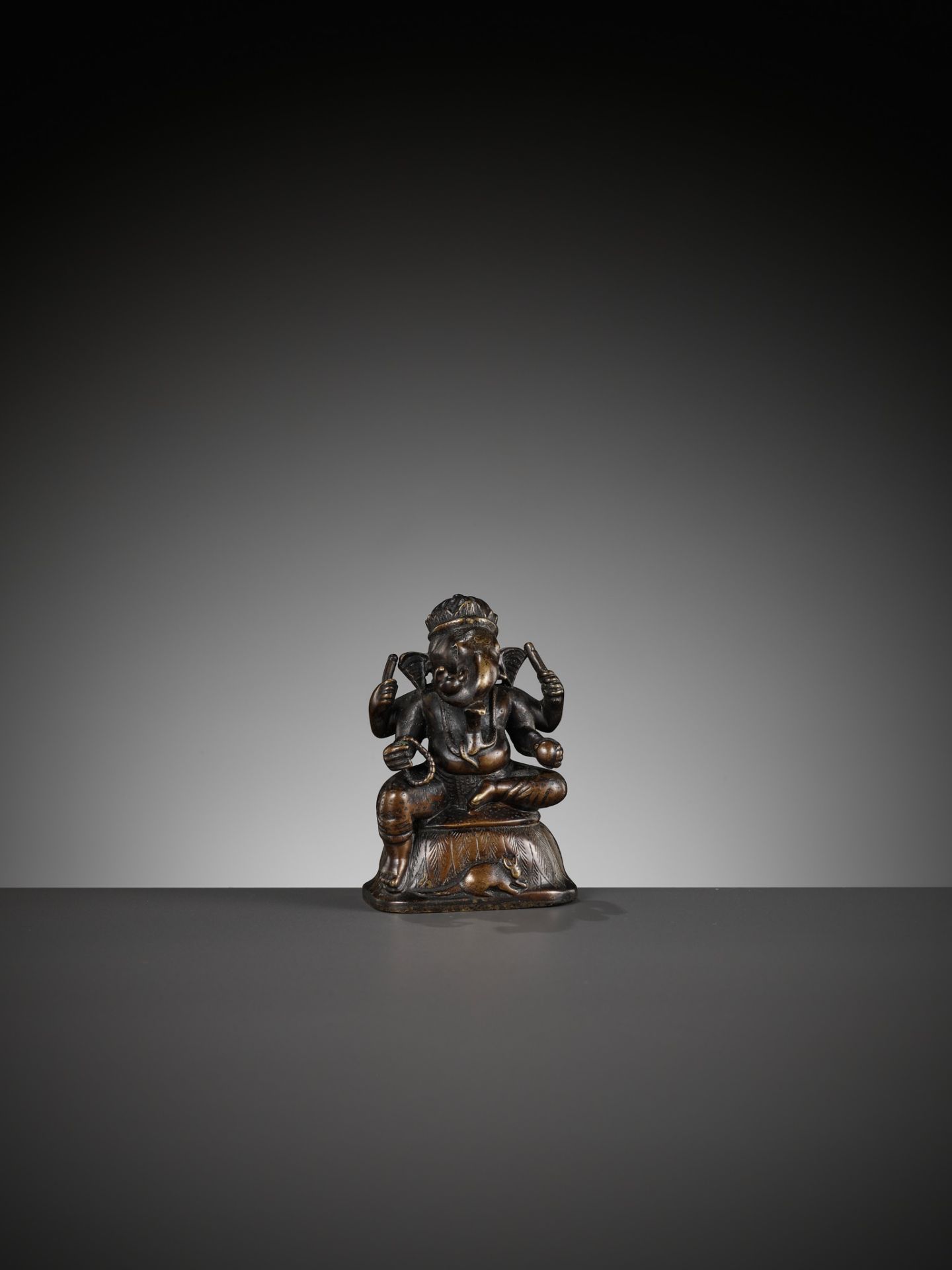 A SMALL BRONZE FIGURE OF GANESHA, SOUTH INDIA, 17TH - 18TH CENTURY - Image 13 of 14