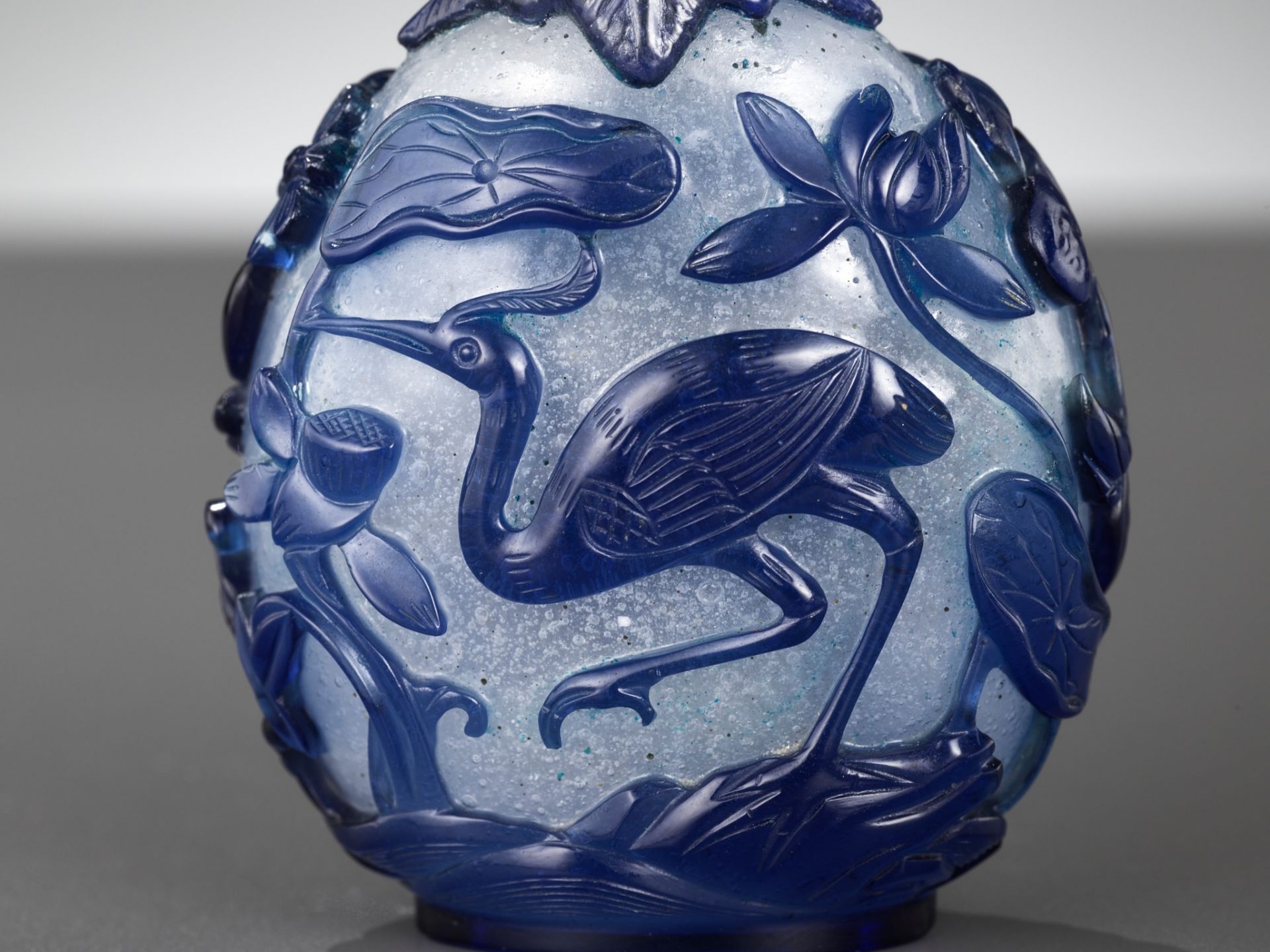 A SAPPHIRE-BLUE OVERLAY 'MONKEY KING STEALING THE PEACHES OF IMMORTALITY' GLASS SNUFF BOTTLE - Image 8 of 12