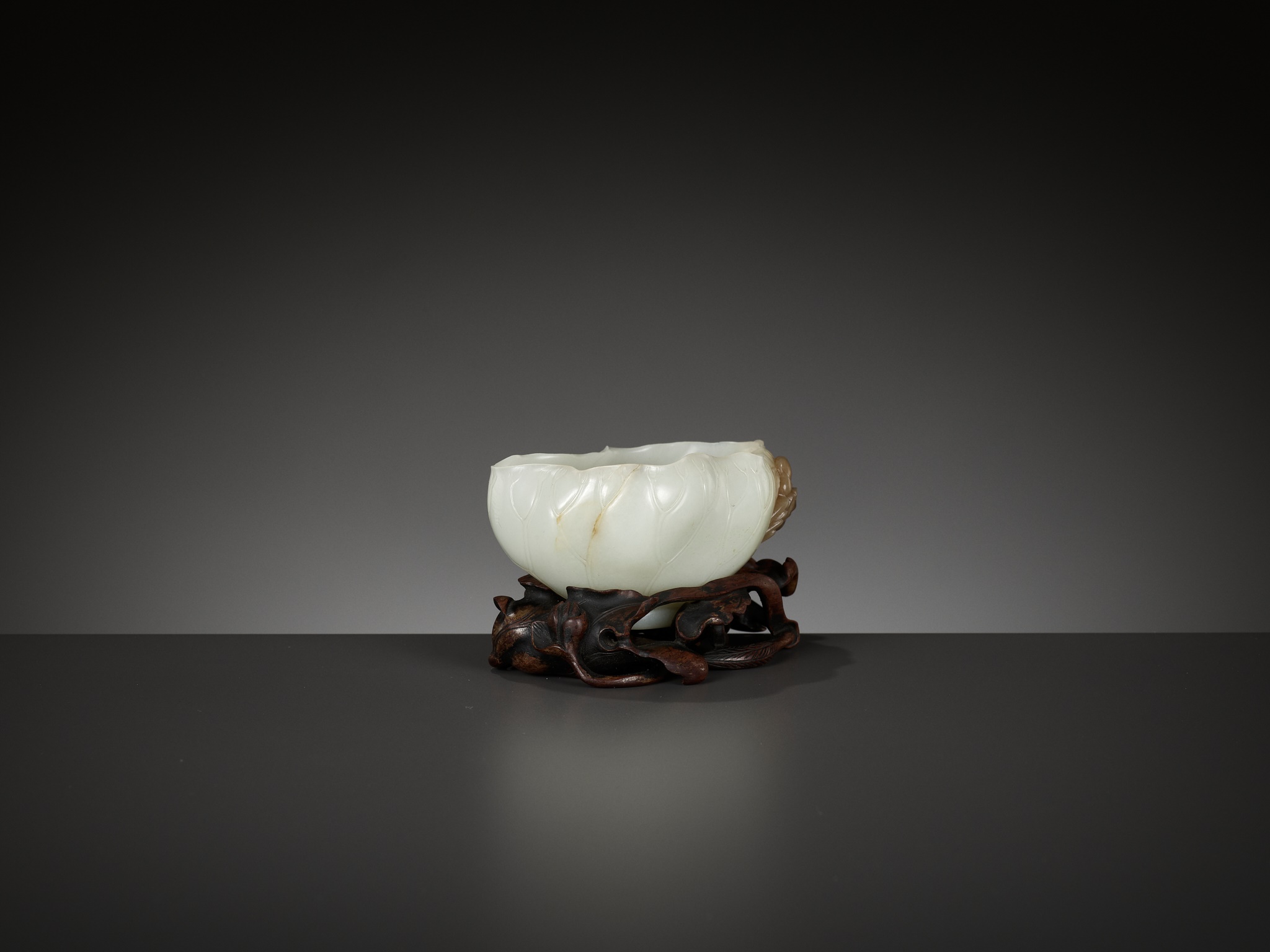 A WHITE AND BROWN JADE 'LOTUS, CRAB AND MILLET' BRUSH WASHER AND MATCHING WOOD STAND, 18TH CENTURY - Image 12 of 20