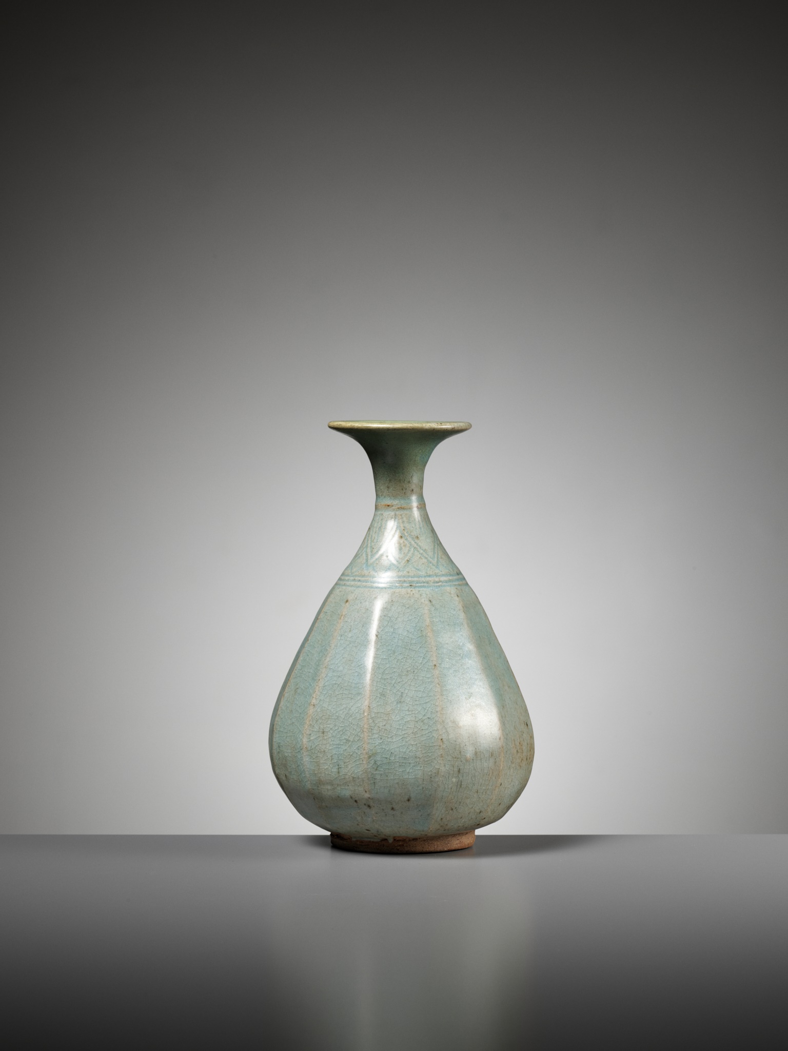 A CELADON GLAZED CERAMIC BOTTLE VASE, GORYEO DYNASTY - Image 3 of 10