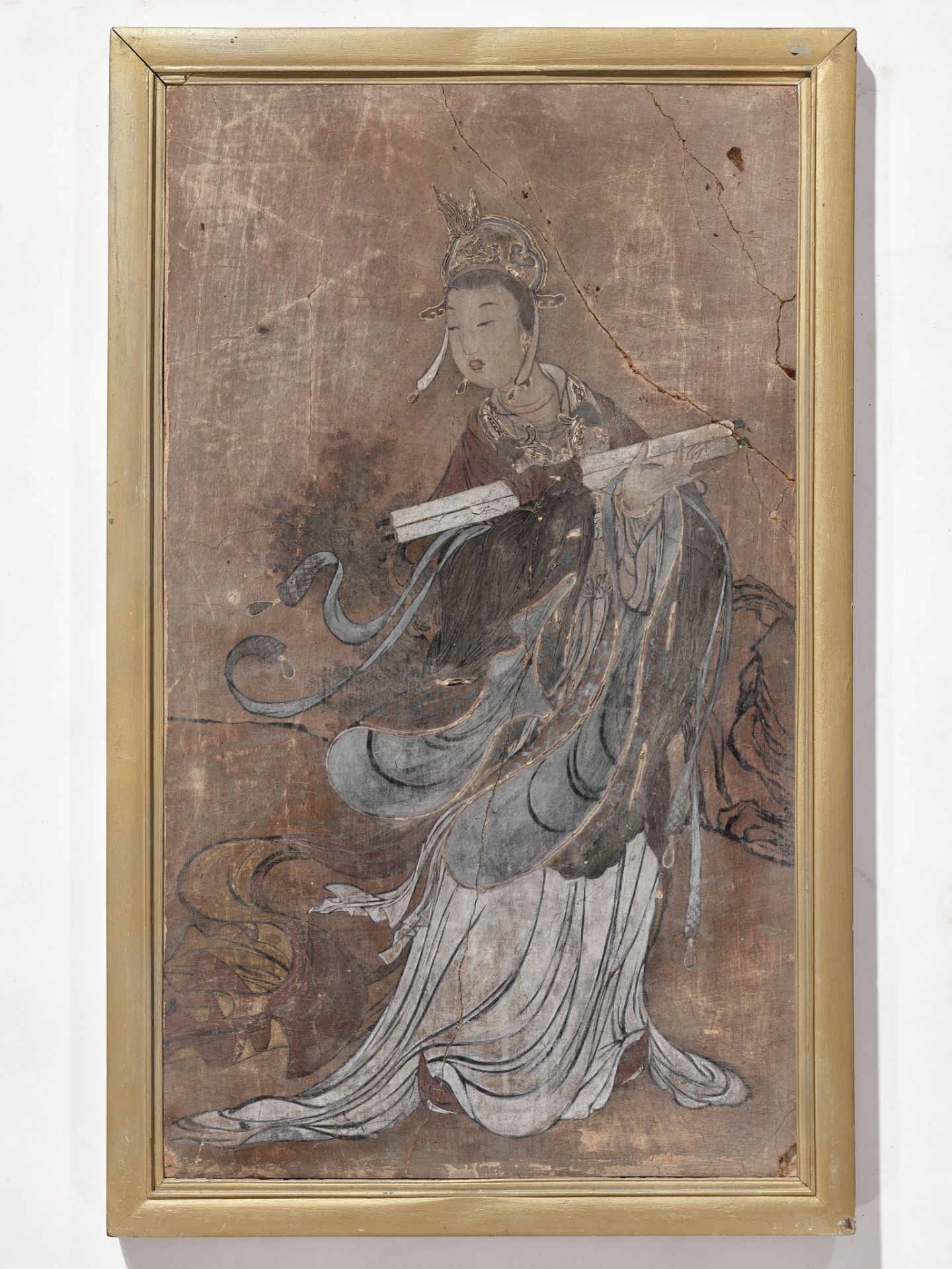 A STUCCO FRESCO FRAGMENT DEPICTING A CELESTIAL MAIDEN, YUAN TO MING DYNASTY - Bild 7 aus 7