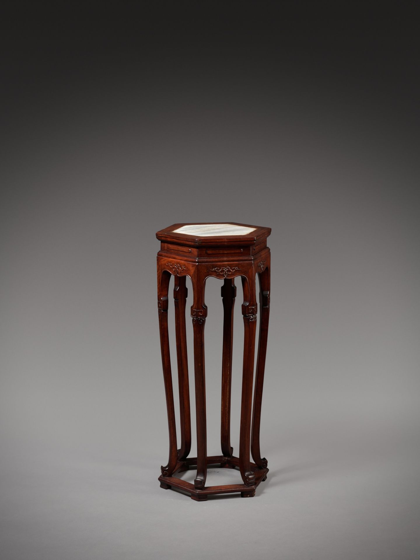 A MARBLE-INSET LACQUERED HARDWOOD INCENSE STAND, XIANGJI, 19TH CENTURY - Bild 9 aus 12