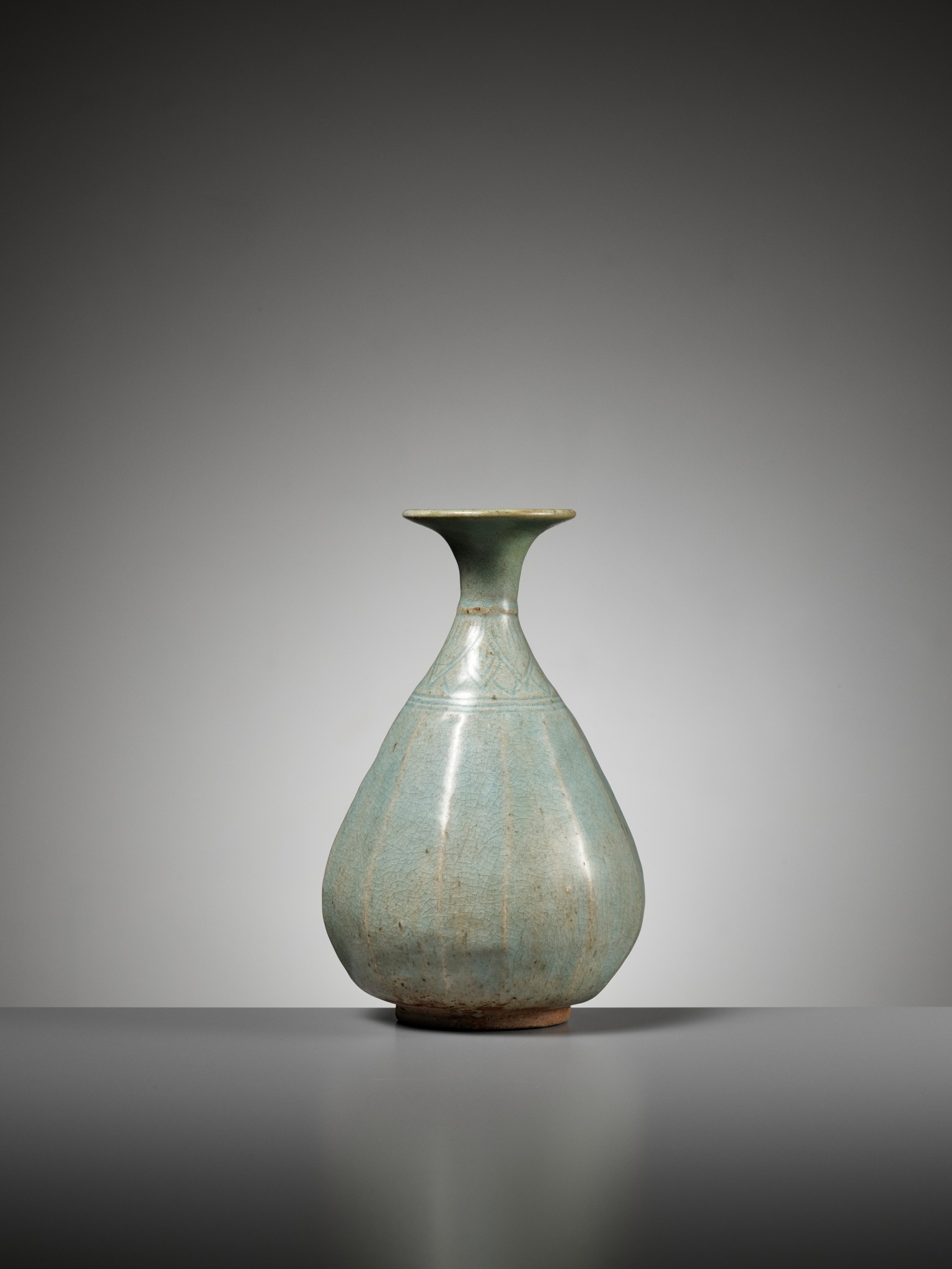 A CELADON GLAZED CERAMIC BOTTLE VASE, GORYEO DYNASTY - Image 8 of 10