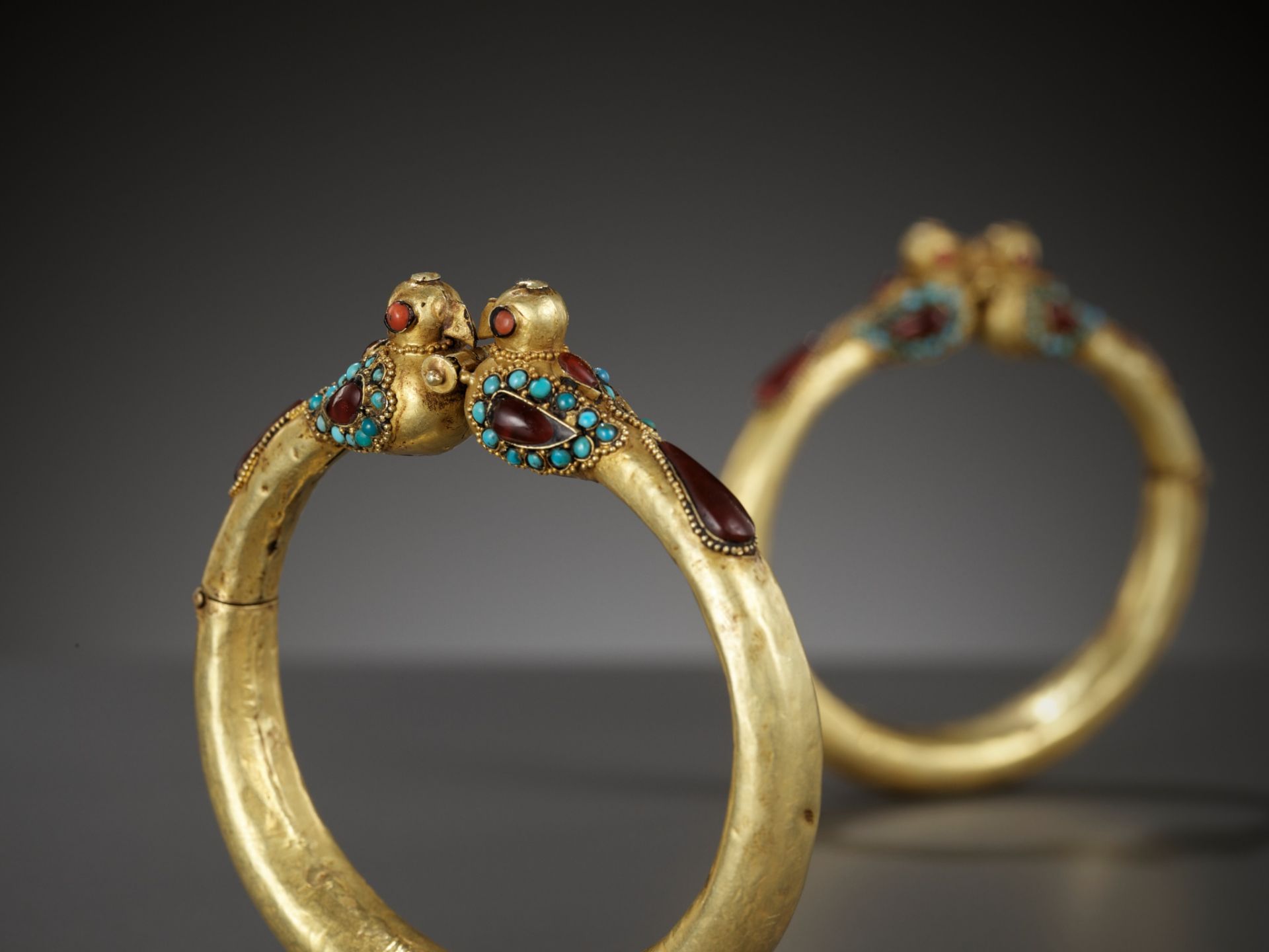 A PAIR OF GOLD 'BIRD' BANGLES, PERSIA, 11TH TO 12TH CENTURY