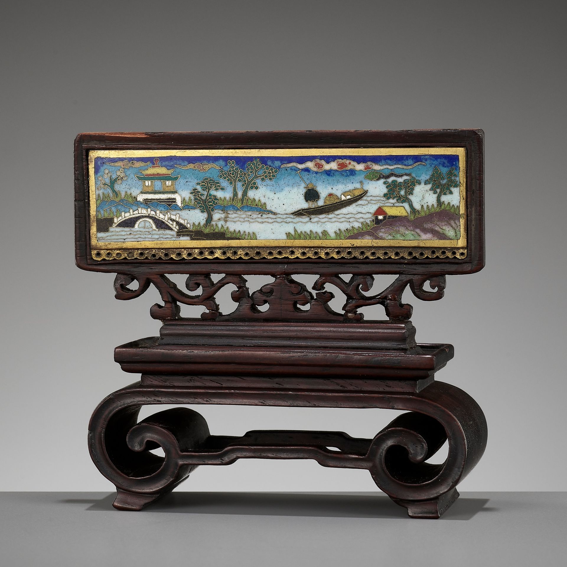 A MINIATURE CLOISONNE ENAMEL AND WOOD TABLE SCREEN, QING DYNASTY