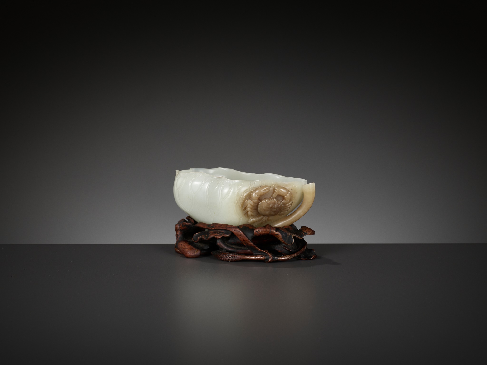 A WHITE AND BROWN JADE 'LOTUS, CRAB AND MILLET' BRUSH WASHER AND MATCHING WOOD STAND, 18TH CENTURY - Image 5 of 20