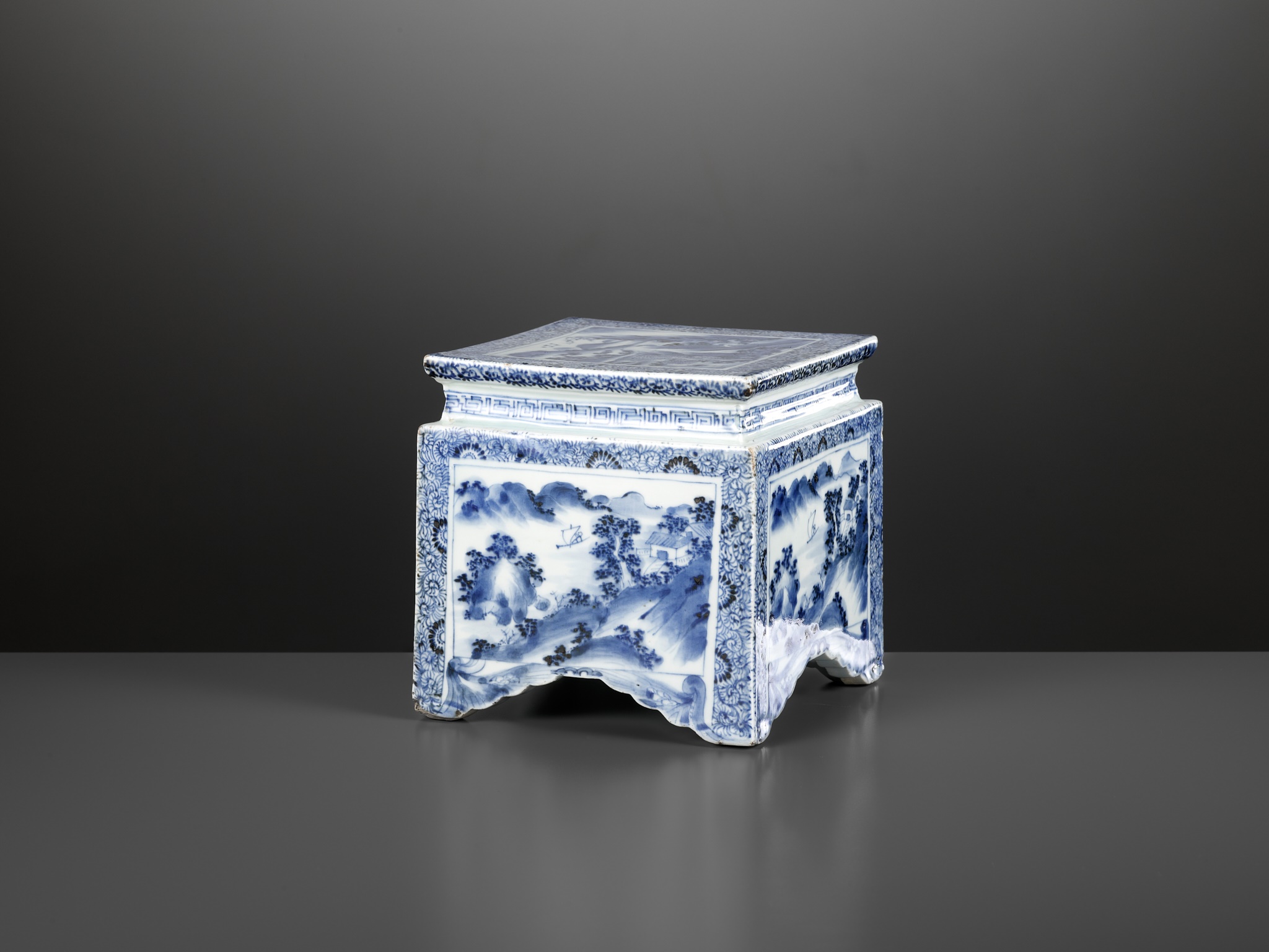 A MASSIVE BLUE AND WHITE 'LANDSCAPE' STAND, LATE MING TO EARLY QING DYNASTY - Image 3 of 17