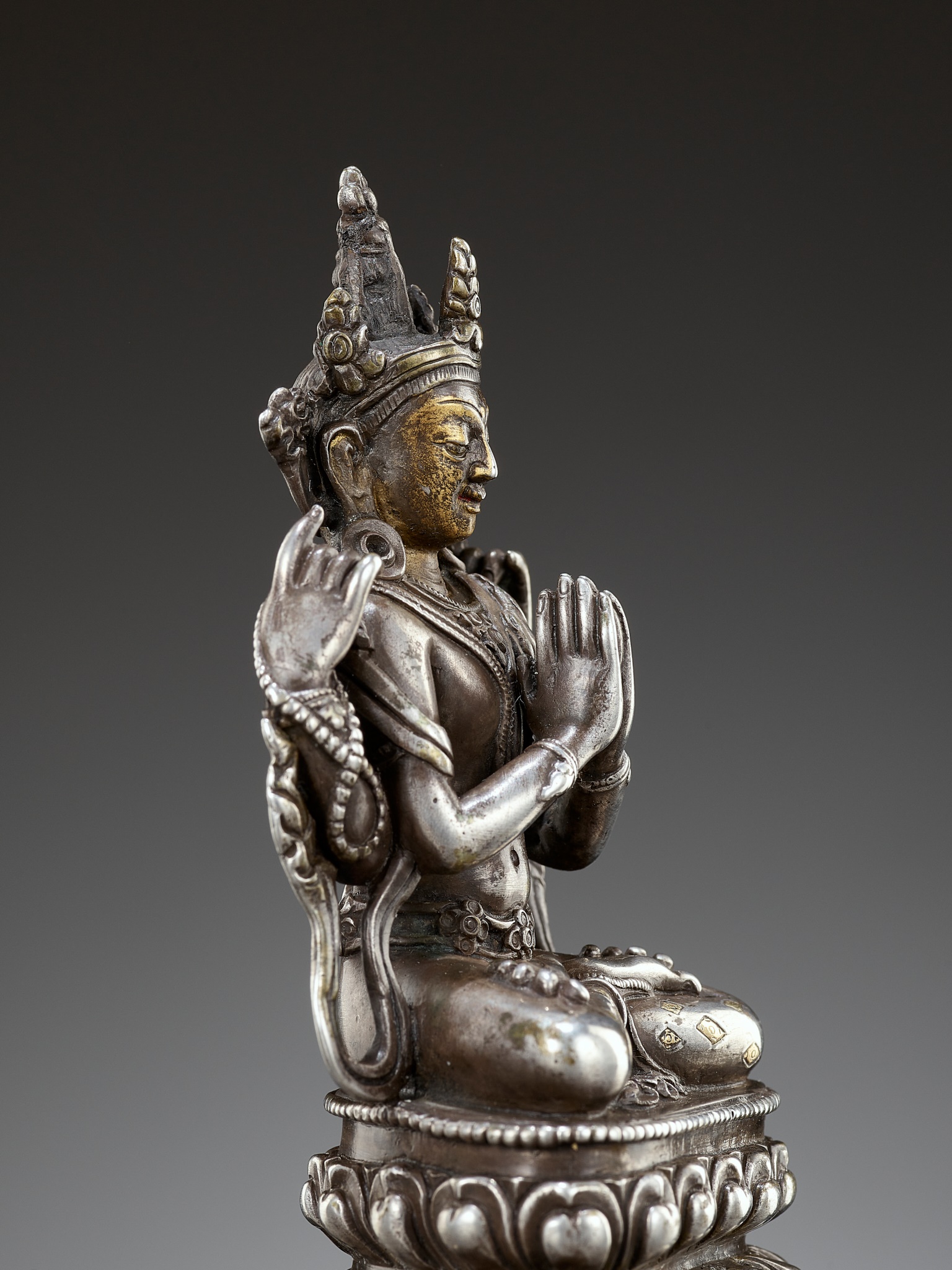 A PARCEL-GILT SOLID SILVER FIGURE OF SHADAKSHARI LOKESHVARA, PALA REVIVAL, TIBET, 17TH-18TH CENTURY - Image 3 of 11