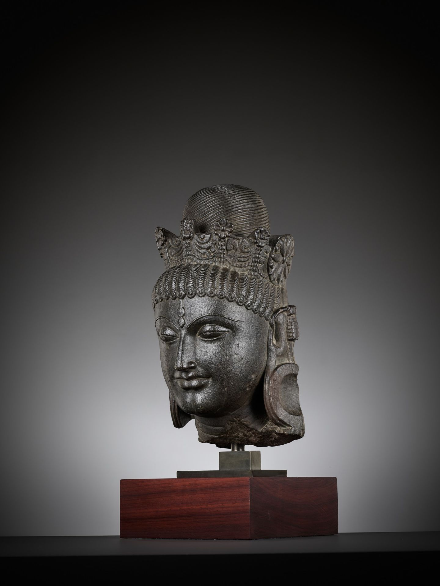AN IMPORTANT AND MONUMENTAL BLACK STONE HEAD OF TARA, PALA PERIOD - Image 10 of 15