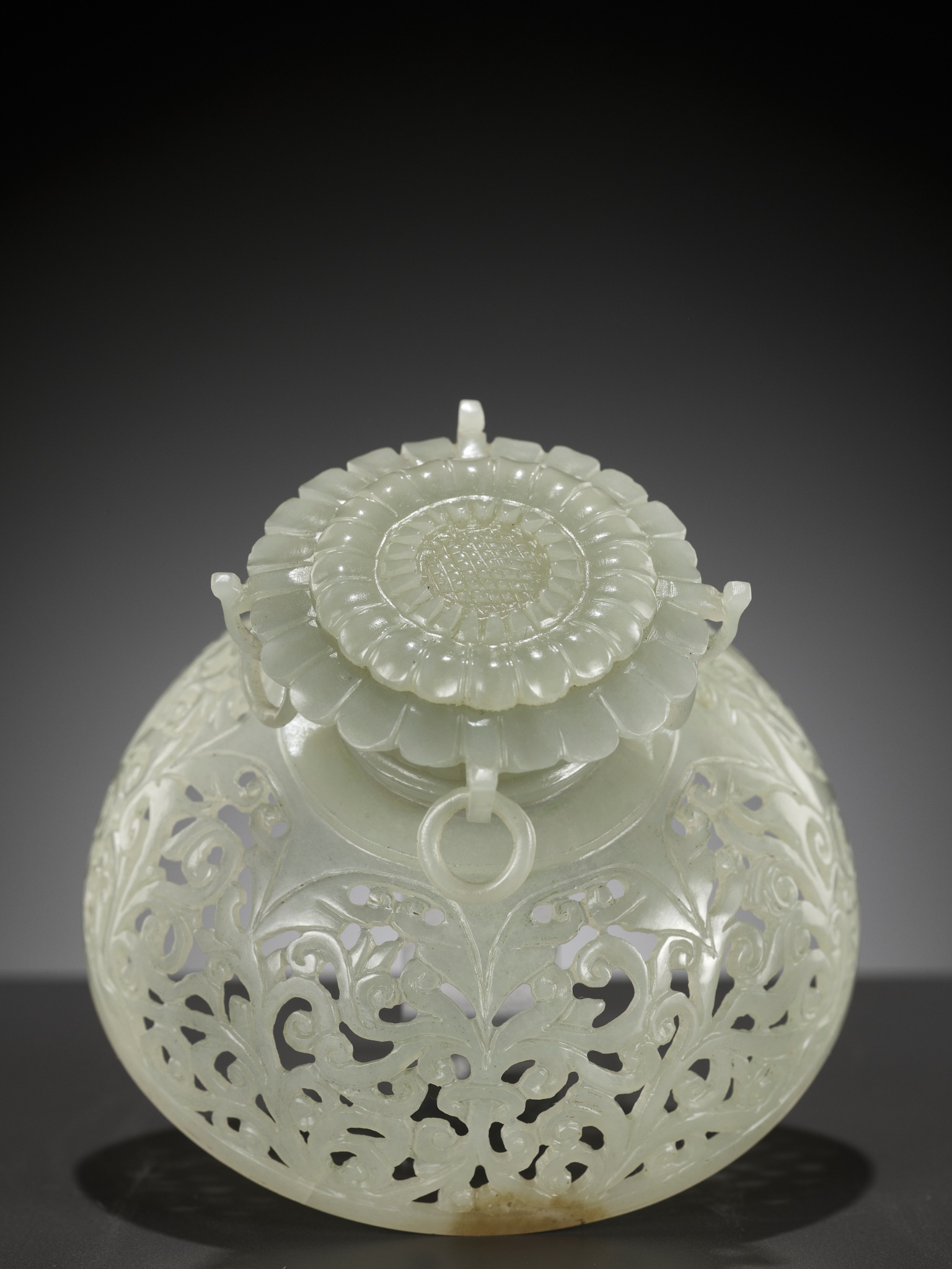 A MUGHAL STYLE PALE CELADON JADE CENSER AND COVER - Image 3 of 16