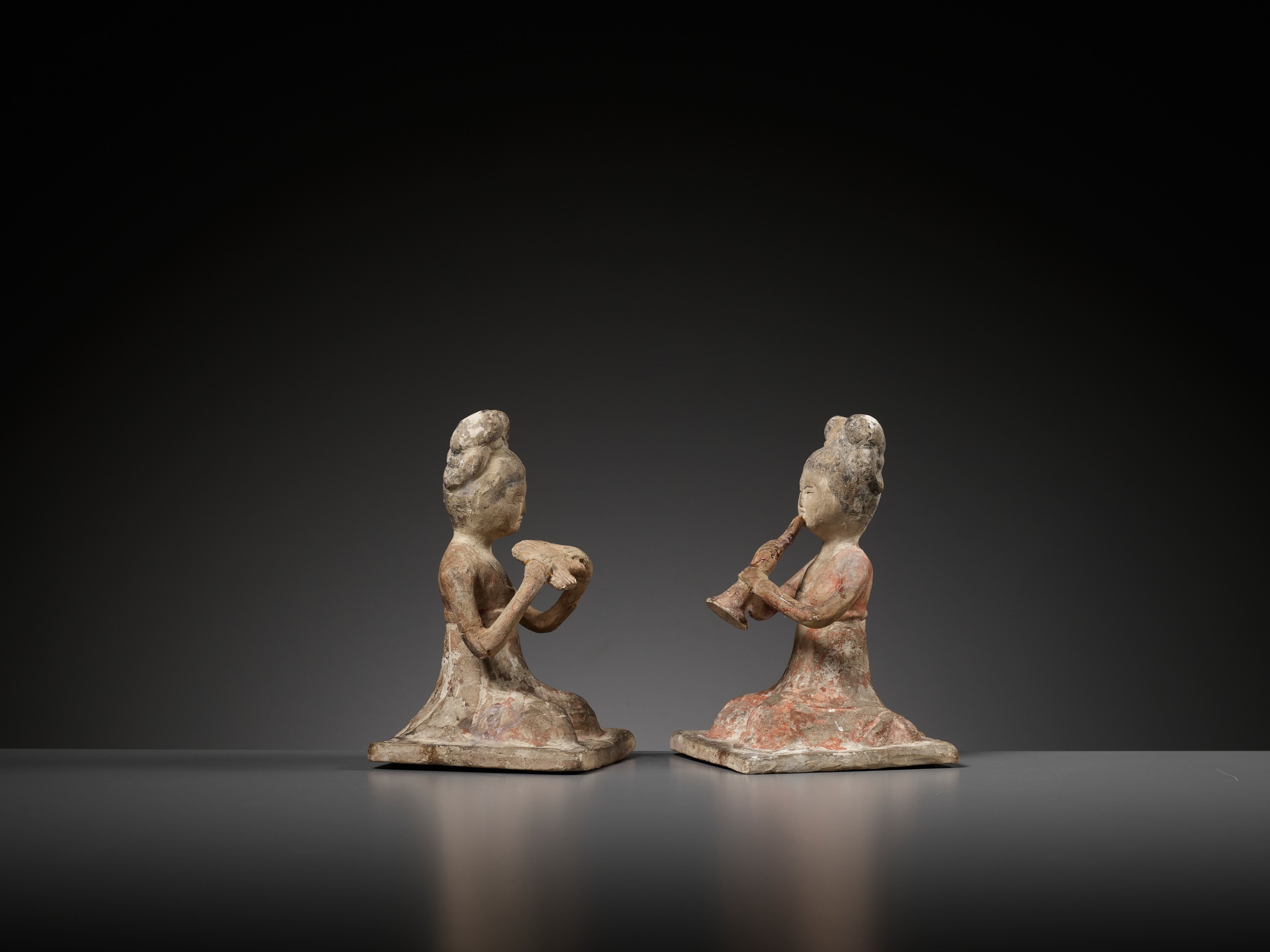 A PAIR OF PAINTED POTTERY FEMALE MUSICIANS, SUI TO EARLY TANG DYNASTY - Image 8 of 12