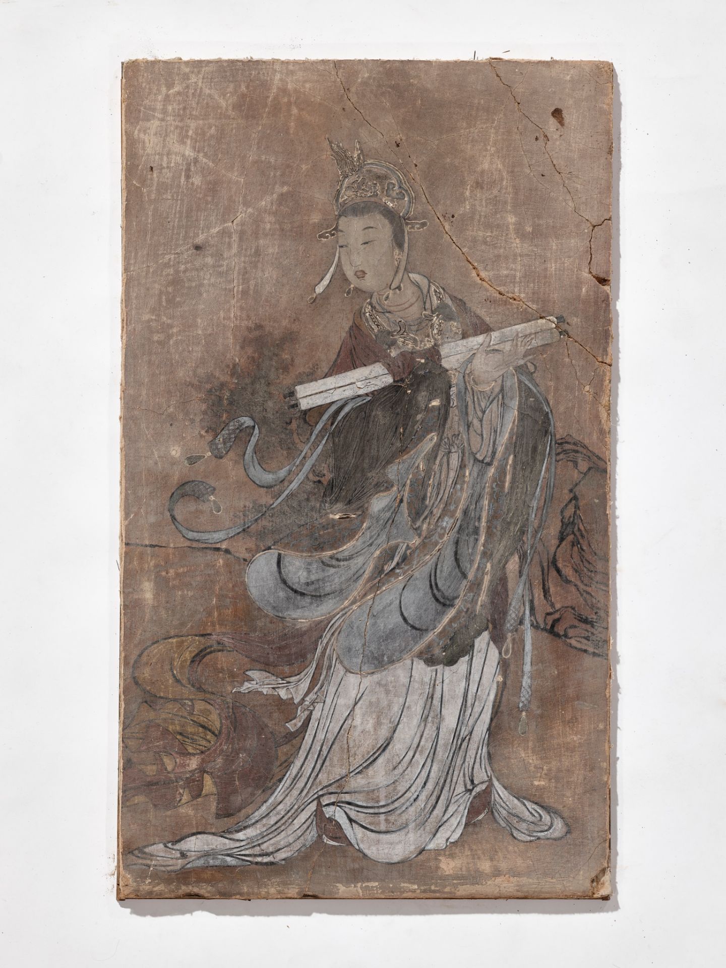 A STUCCO FRESCO FRAGMENT DEPICTING A CELESTIAL MAIDEN, YUAN TO MING DYNASTY - Bild 2 aus 7