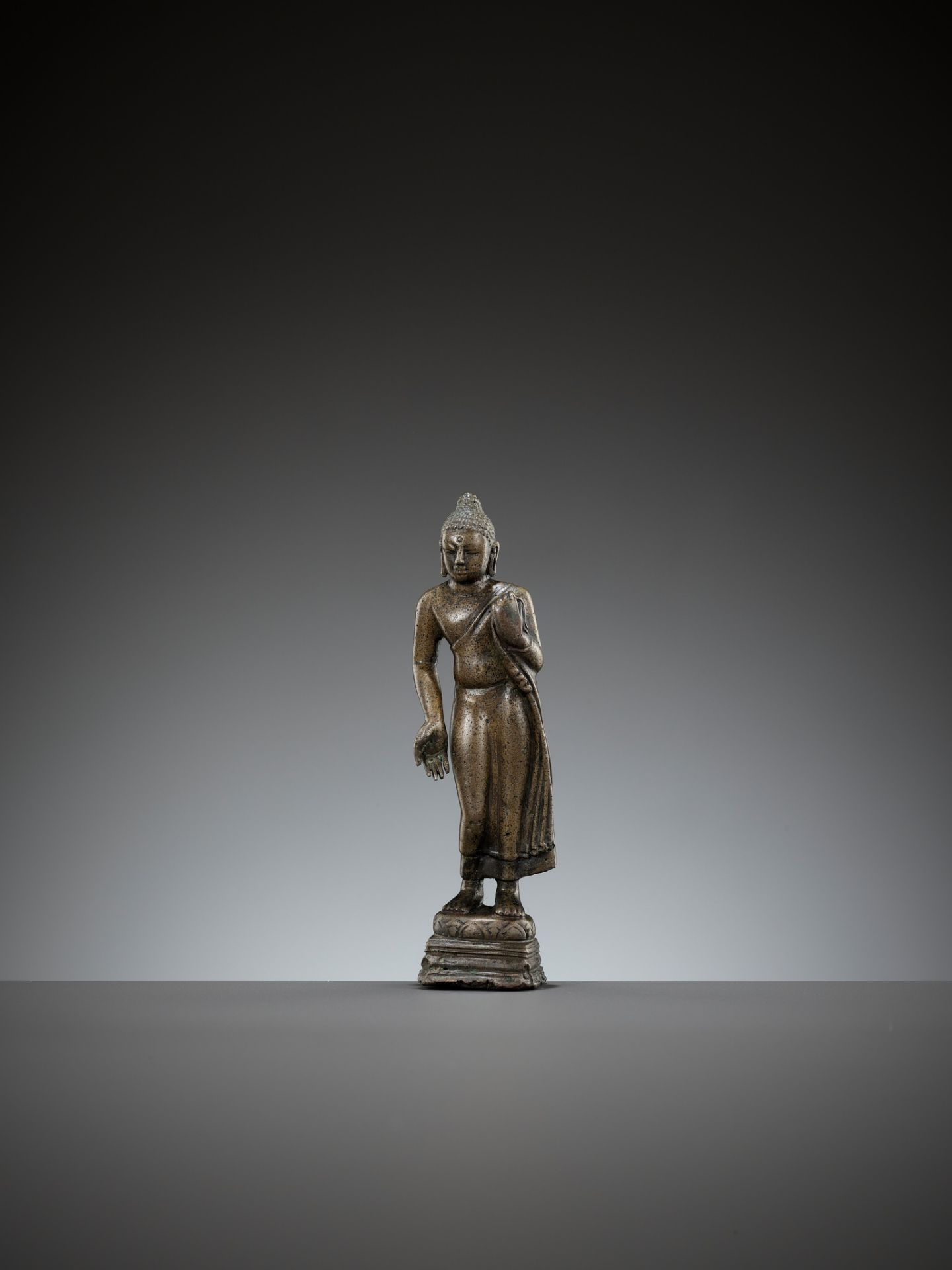A BRONZE FIGURE OF A STANDING BUDDHA, POST-GUPTA PERIOD, INDIA, C. 7TH CENTURY - Image 3 of 15