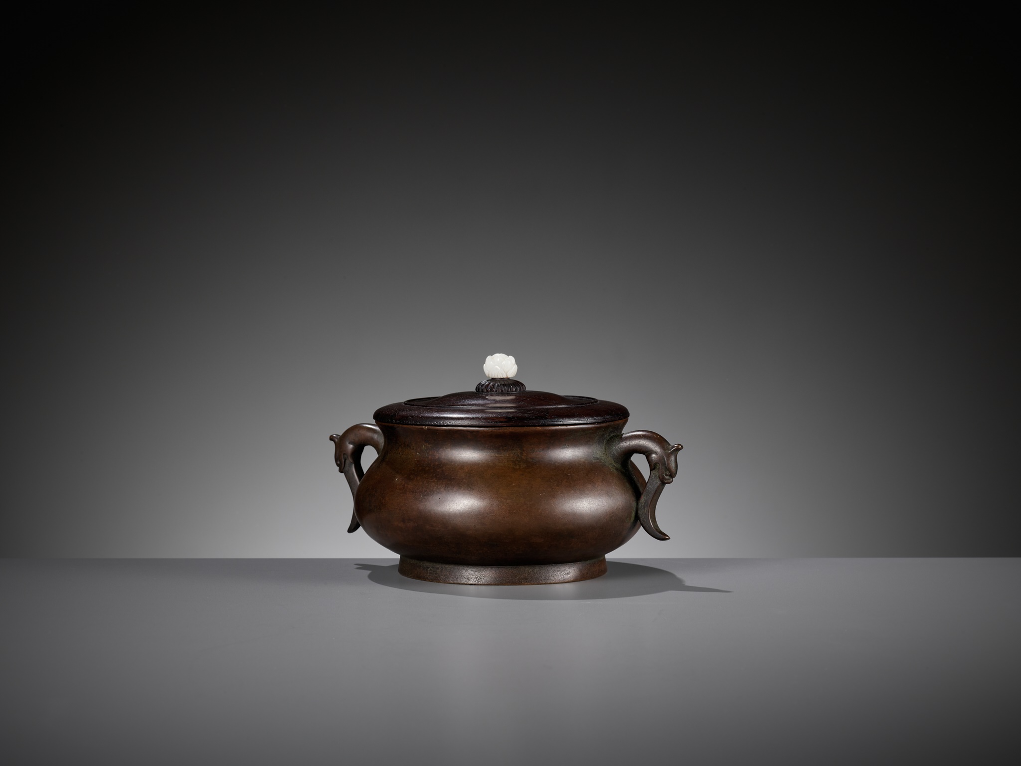 A BRONZE CENSER WITH A ZITAN WOOD COVER AND A WHITE JADE FINIAL, 17TH-18TH CENTURY - Image 12 of 16