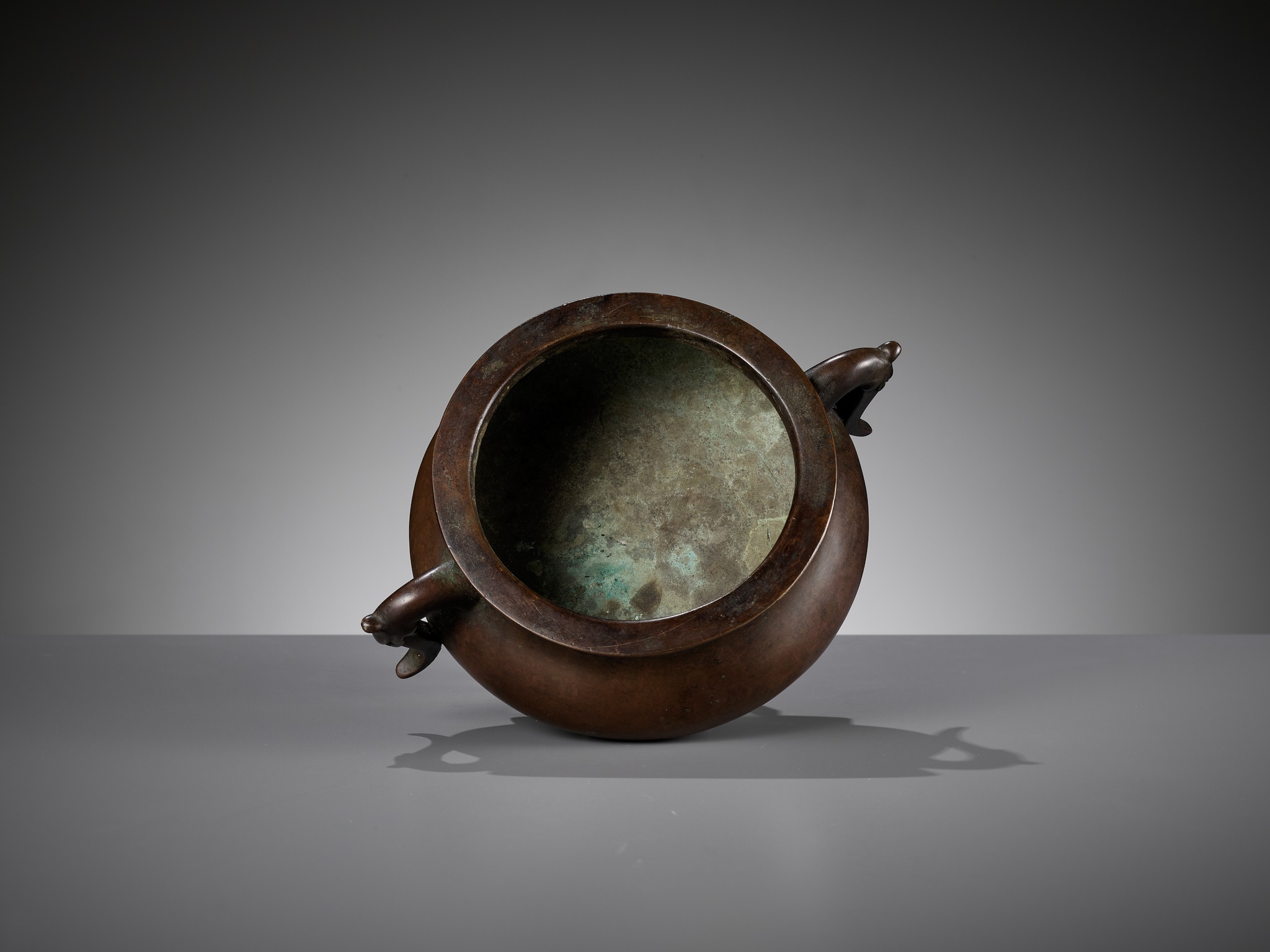 A BRONZE CENSER WITH A ZITAN WOOD COVER AND A WHITE JADE FINIAL, 17TH-18TH CENTURY - Image 15 of 16