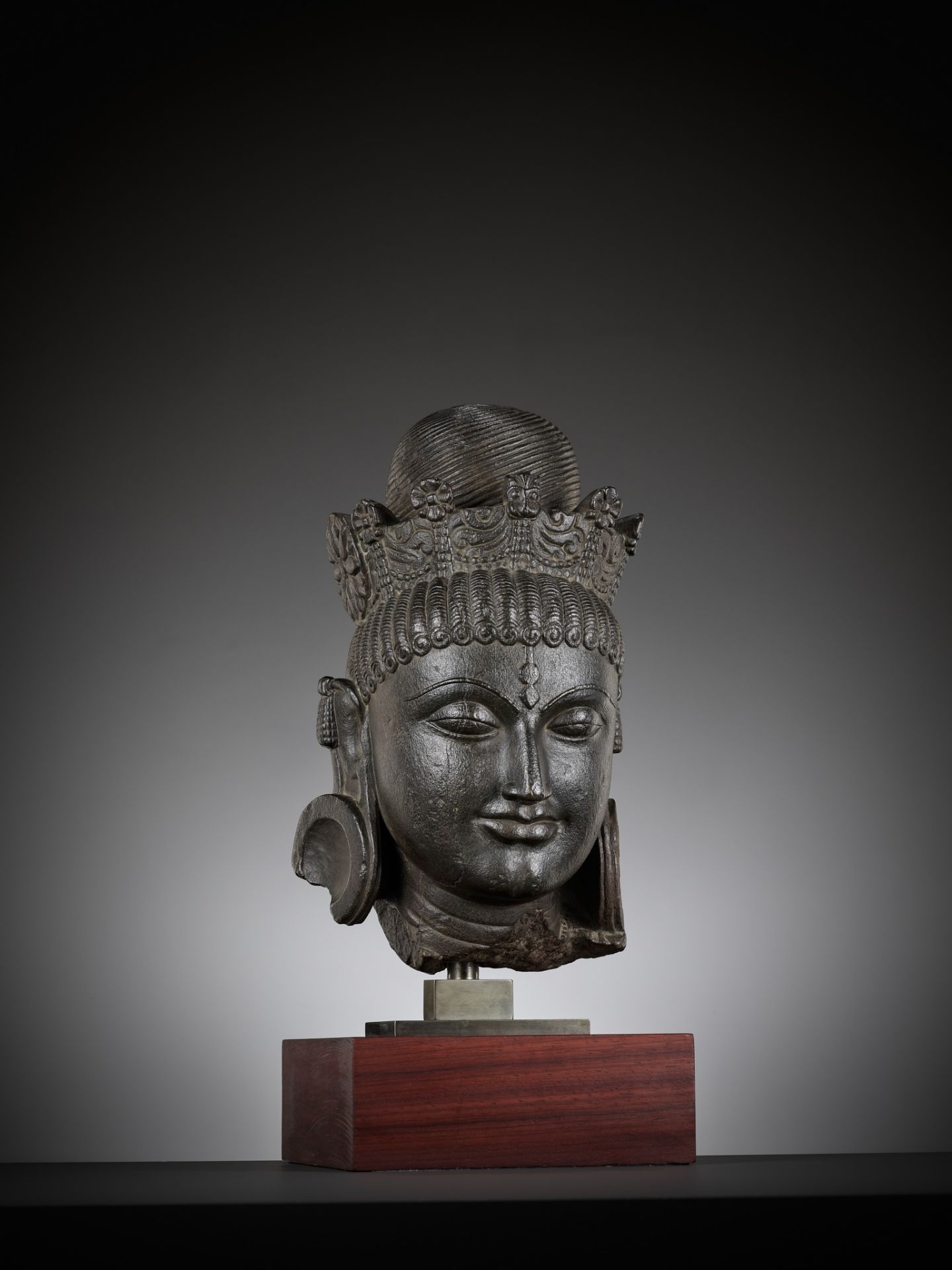 AN IMPORTANT AND MONUMENTAL BLACK STONE HEAD OF TARA, PALA PERIOD - Image 3 of 15