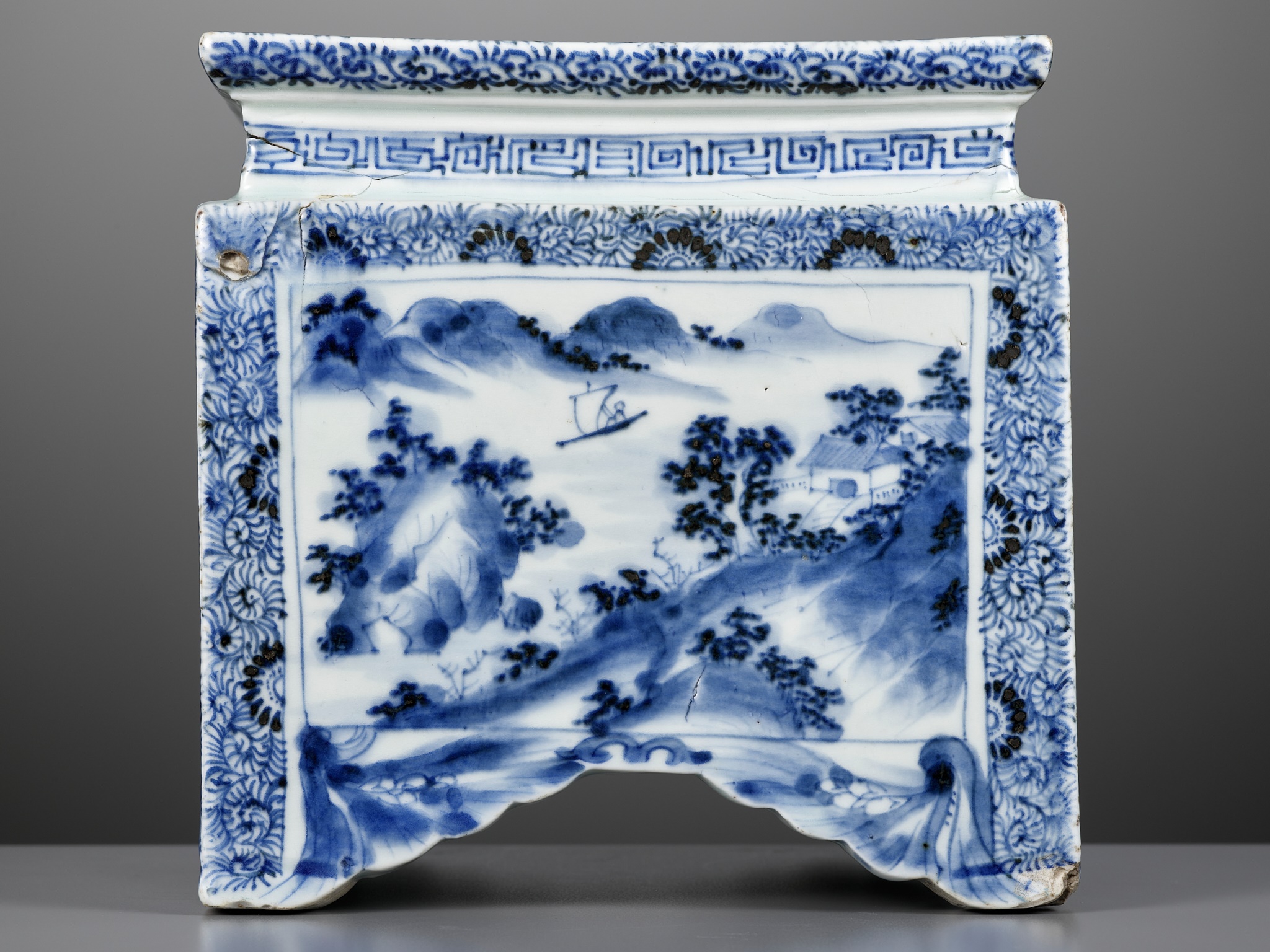 A MASSIVE BLUE AND WHITE 'LANDSCAPE' STAND, LATE MING TO EARLY QING DYNASTY - Image 10 of 17