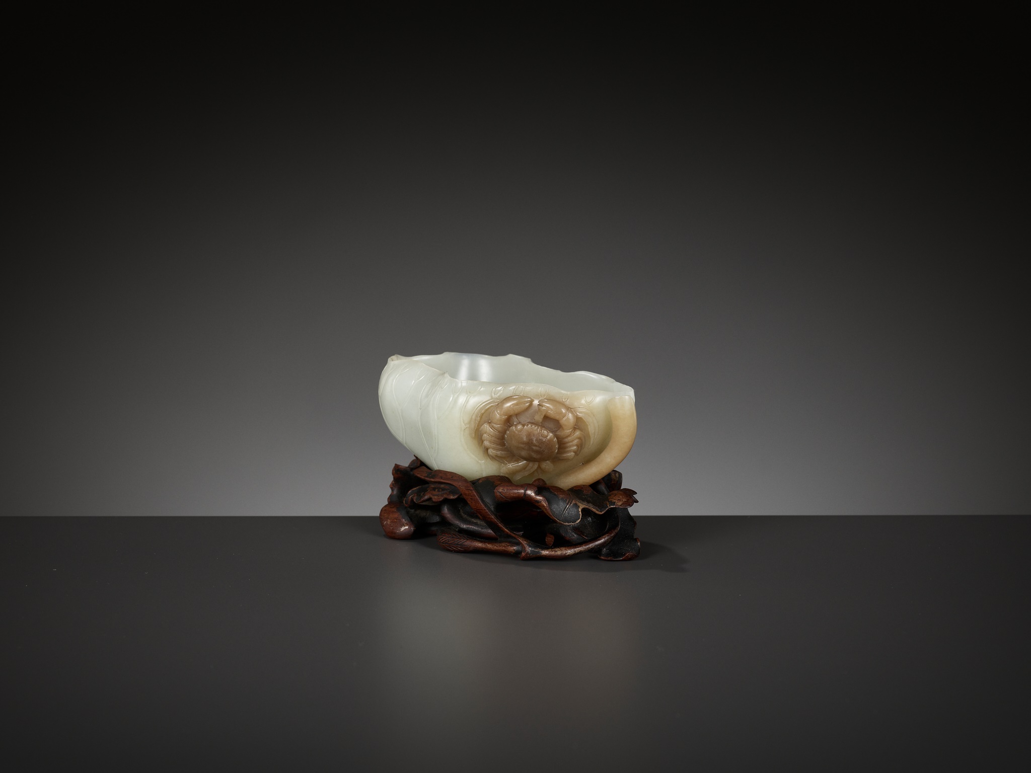 A WHITE AND BROWN JADE 'LOTUS, CRAB AND MILLET' BRUSH WASHER AND MATCHING WOOD STAND, 18TH CENTURY - Image 7 of 20