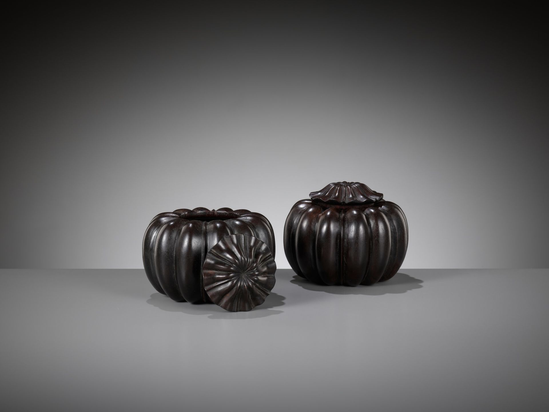 A PAIR OF ZITAN WEIQI COUNTER CONTAINERS, WEIQIZIHE, 17TH-18TH CENTURY - Image 5 of 10