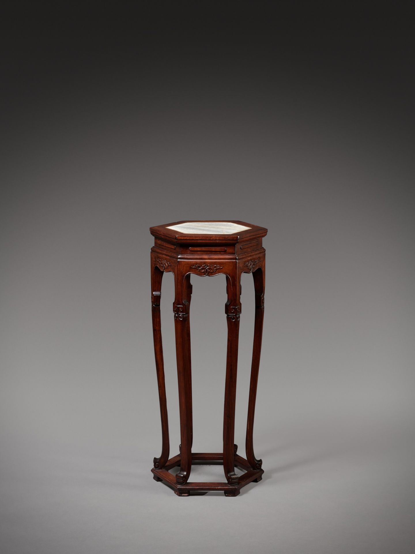 A MARBLE-INSET LACQUERED HARDWOOD INCENSE STAND, XIANGJI, 19TH CENTURY - Bild 10 aus 12