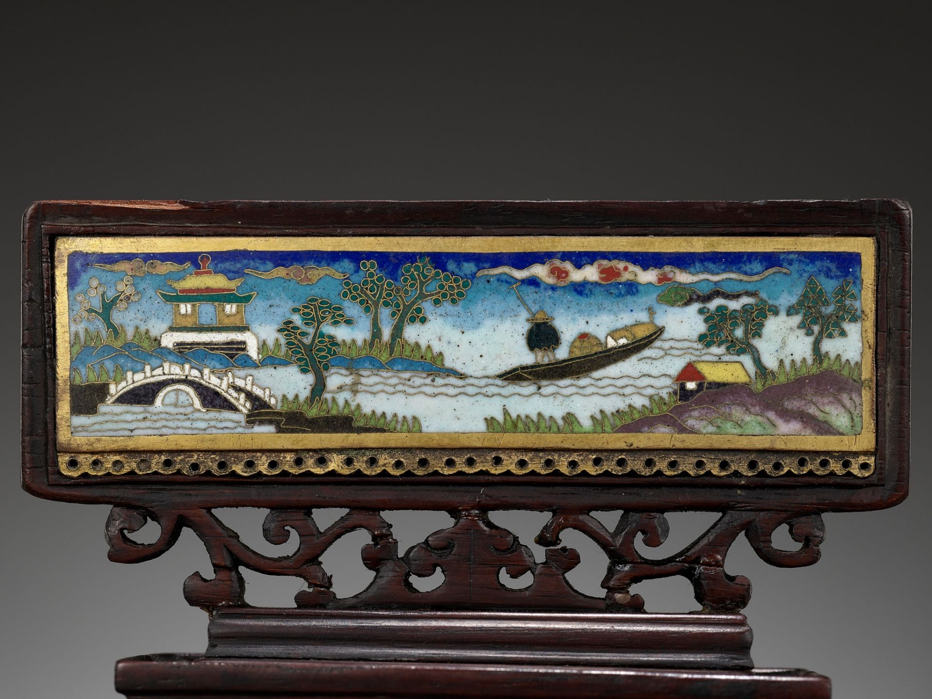 A MINIATURE CLOISONNE ENAMEL AND WOOD TABLE SCREEN, QING DYNASTY - Bild 2 aus 9