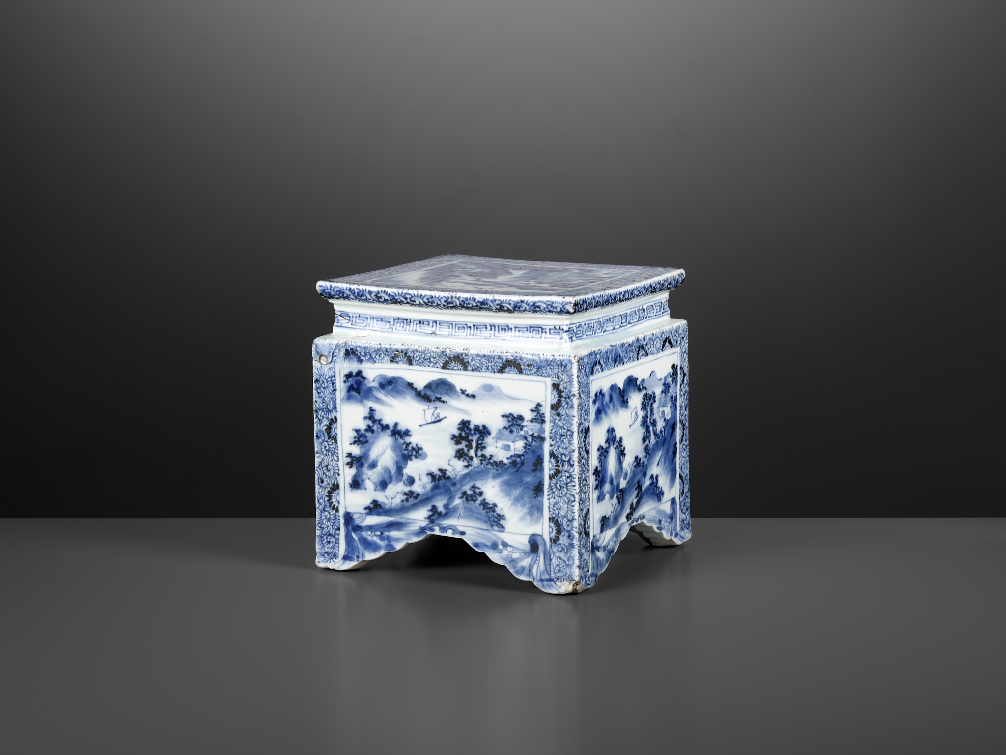 A MASSIVE BLUE AND WHITE 'LANDSCAPE' STAND, LATE MING TO EARLY QING DYNASTY - Image 2 of 17