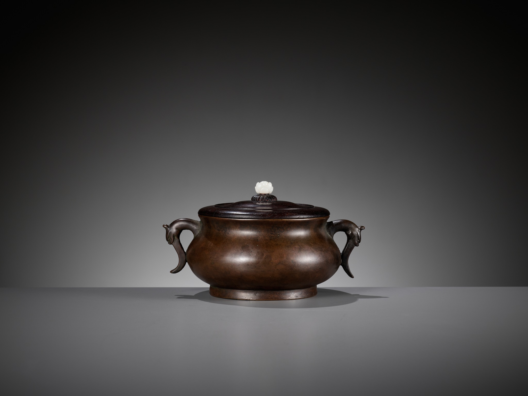 A BRONZE CENSER WITH A ZITAN WOOD COVER AND A WHITE JADE FINIAL, 17TH-18TH CENTURY - Image 9 of 16