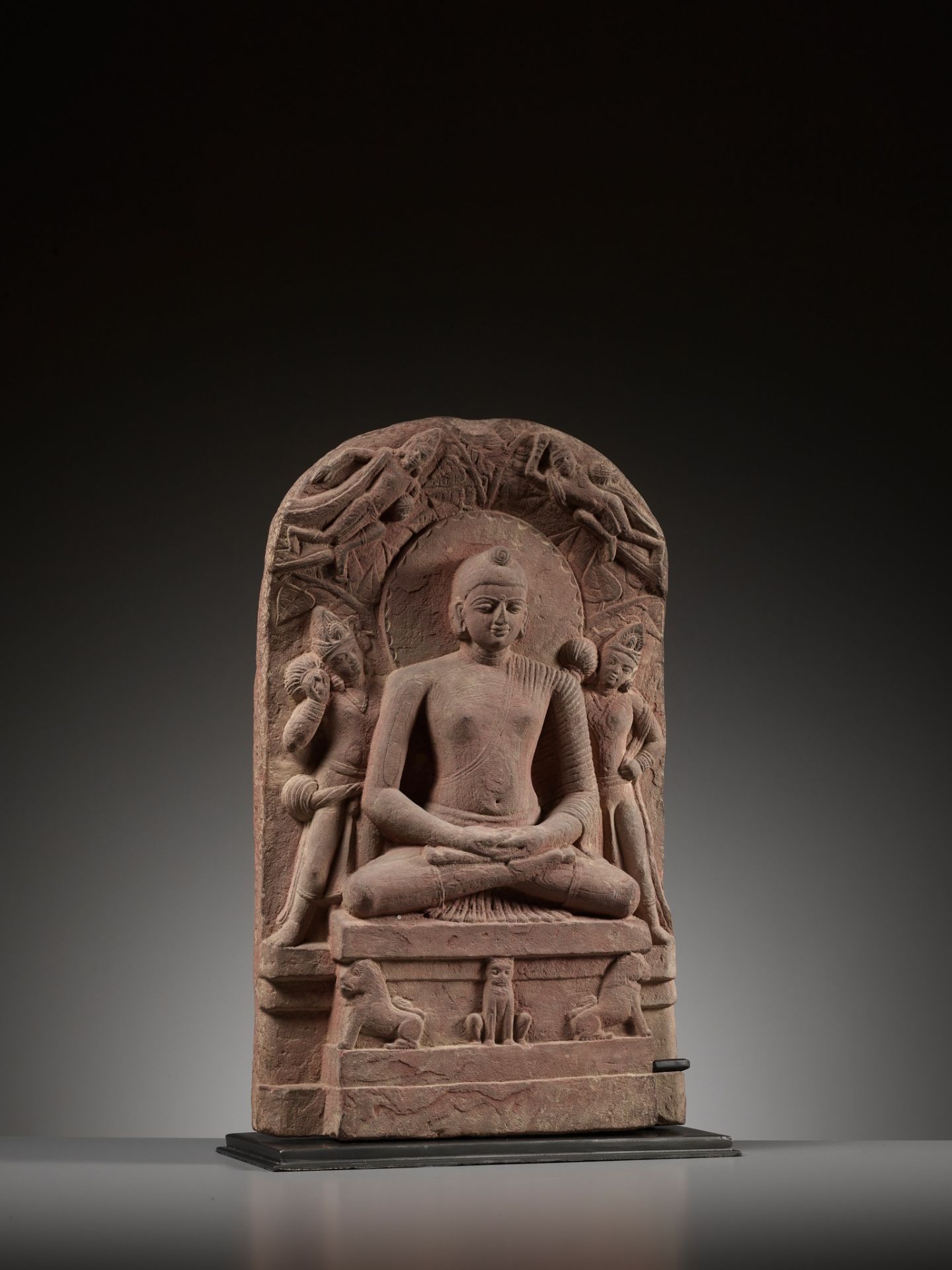 A PINK SANDSTONE STELE OF BUDDHA SHAKYAMUNI, KUSHAN PERIOD, MATHURA, LATE 1ST TO EARLY 2ND CENTURY - Image 13 of 14