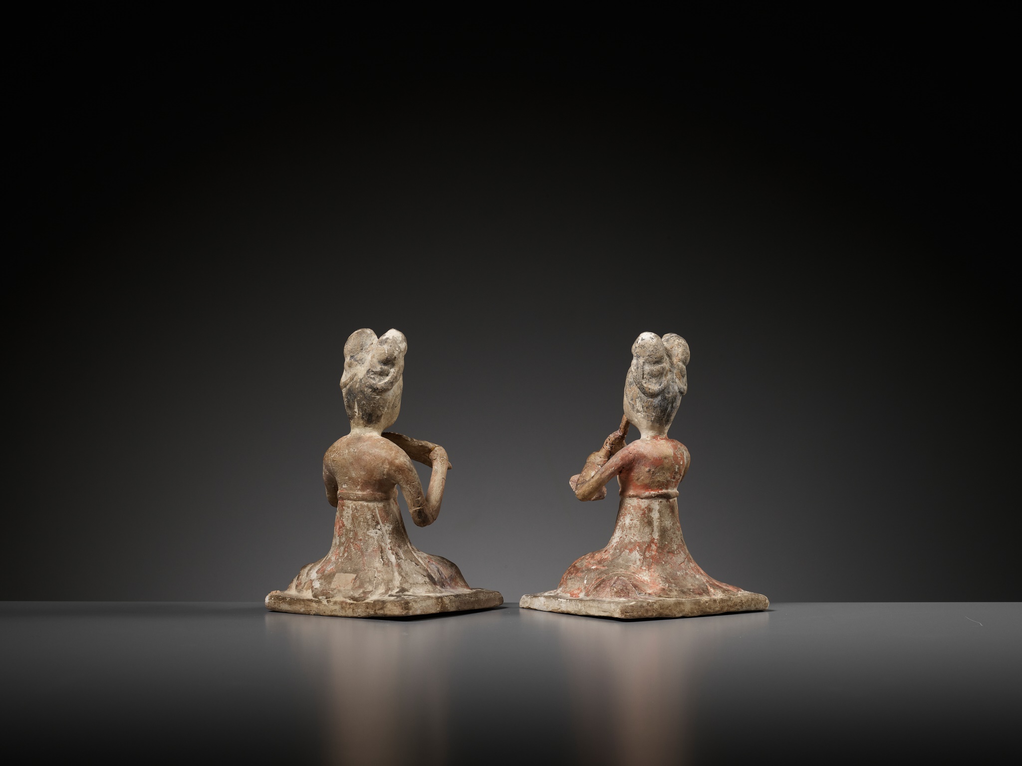 A PAIR OF PAINTED POTTERY FEMALE MUSICIANS, SUI TO EARLY TANG DYNASTY - Image 9 of 12