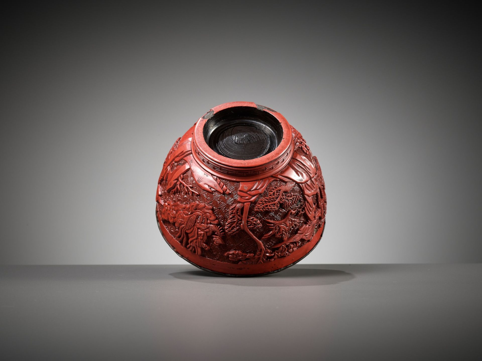 A CINNABAR LACQUER 'IMMORTALS' BOWL, LATE MING DYNASTY - Bild 10 aus 12