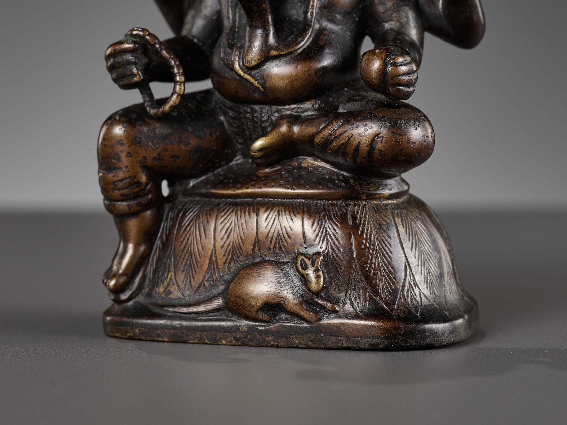 A SMALL BRONZE FIGURE OF GANESHA, SOUTH INDIA, 17TH - 18TH CENTURY - Image 2 of 14