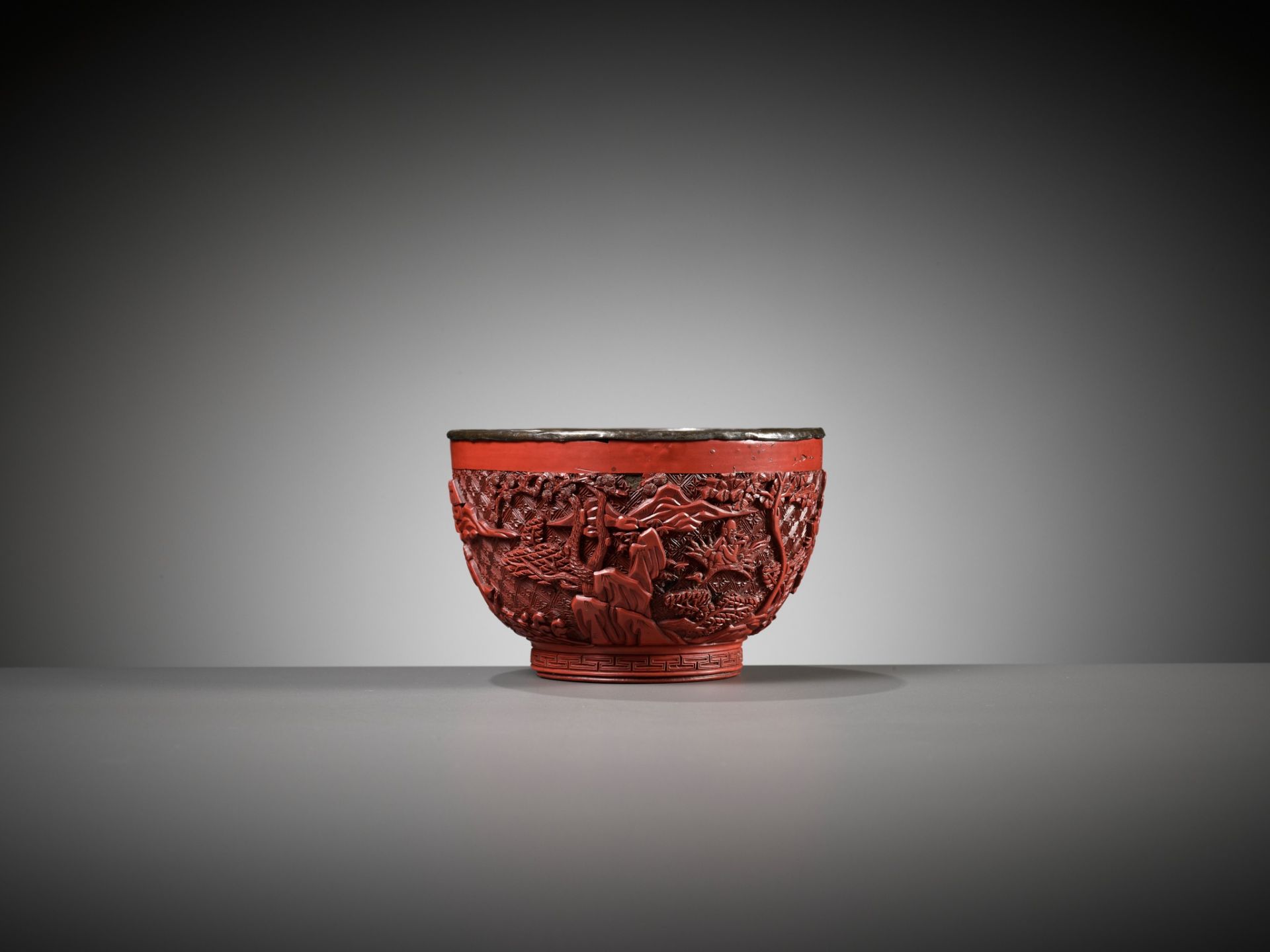 A CINNABAR LACQUER 'IMMORTALS' BOWL, LATE MING DYNASTY - Bild 8 aus 12