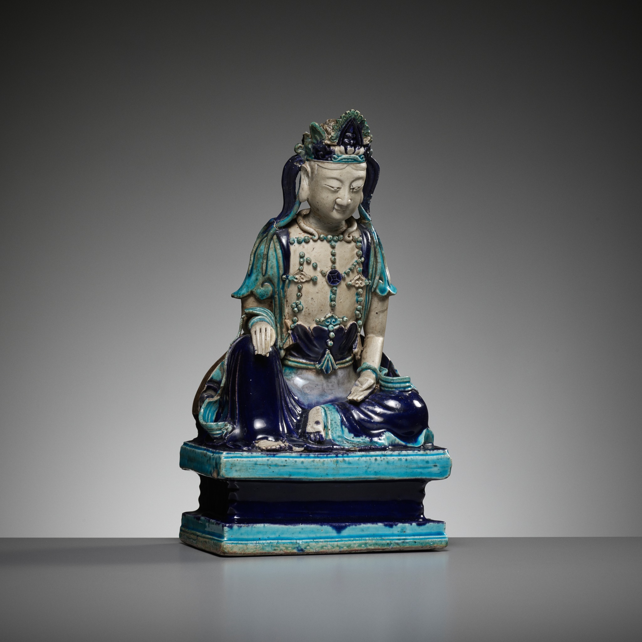 A FAHUA GLAZED FIGURE OF GUANYIN, LATE MING DYNASTY - Image 2 of 12