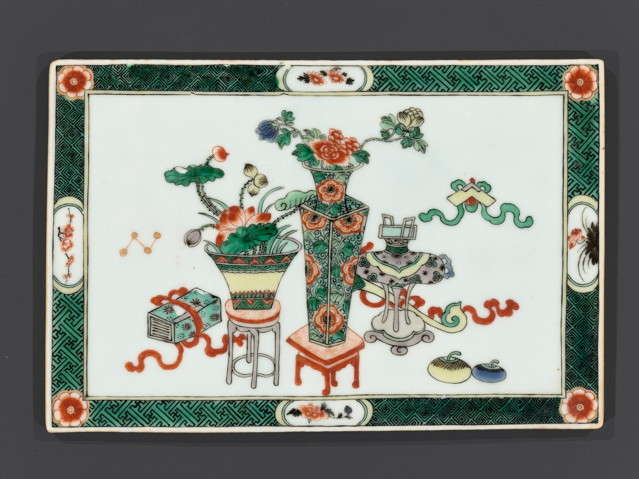 A SET OF FOUR FAMILLE VERTE 'HUNDRED ANTIQUES' PLAQUES, BY YU CHENGSHEN, 19TH CENTURY - Image 12 of 13