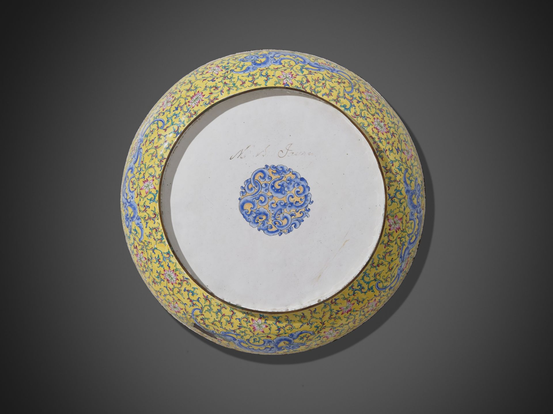 A LARGE CANTON ENAMEL 'SCHOLARS' DISH, 18TH CENTURY - Bild 2 aus 9