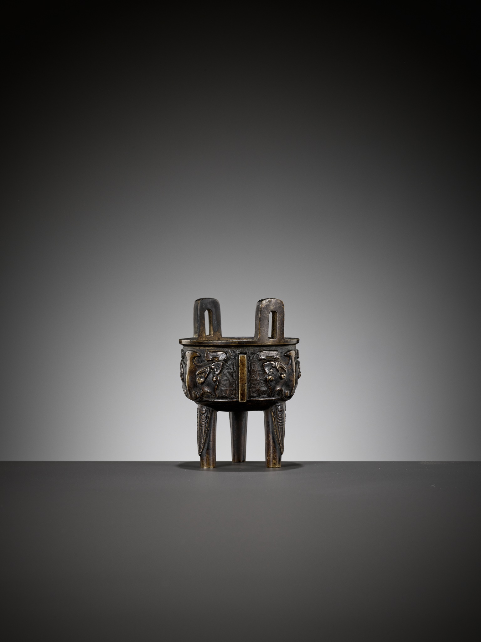 A BRONZE ARCHAISTIC MINIATURE TRIPOD CENSER, DING, QING DYNASTY, 17TH CENTURY - Image 3 of 11