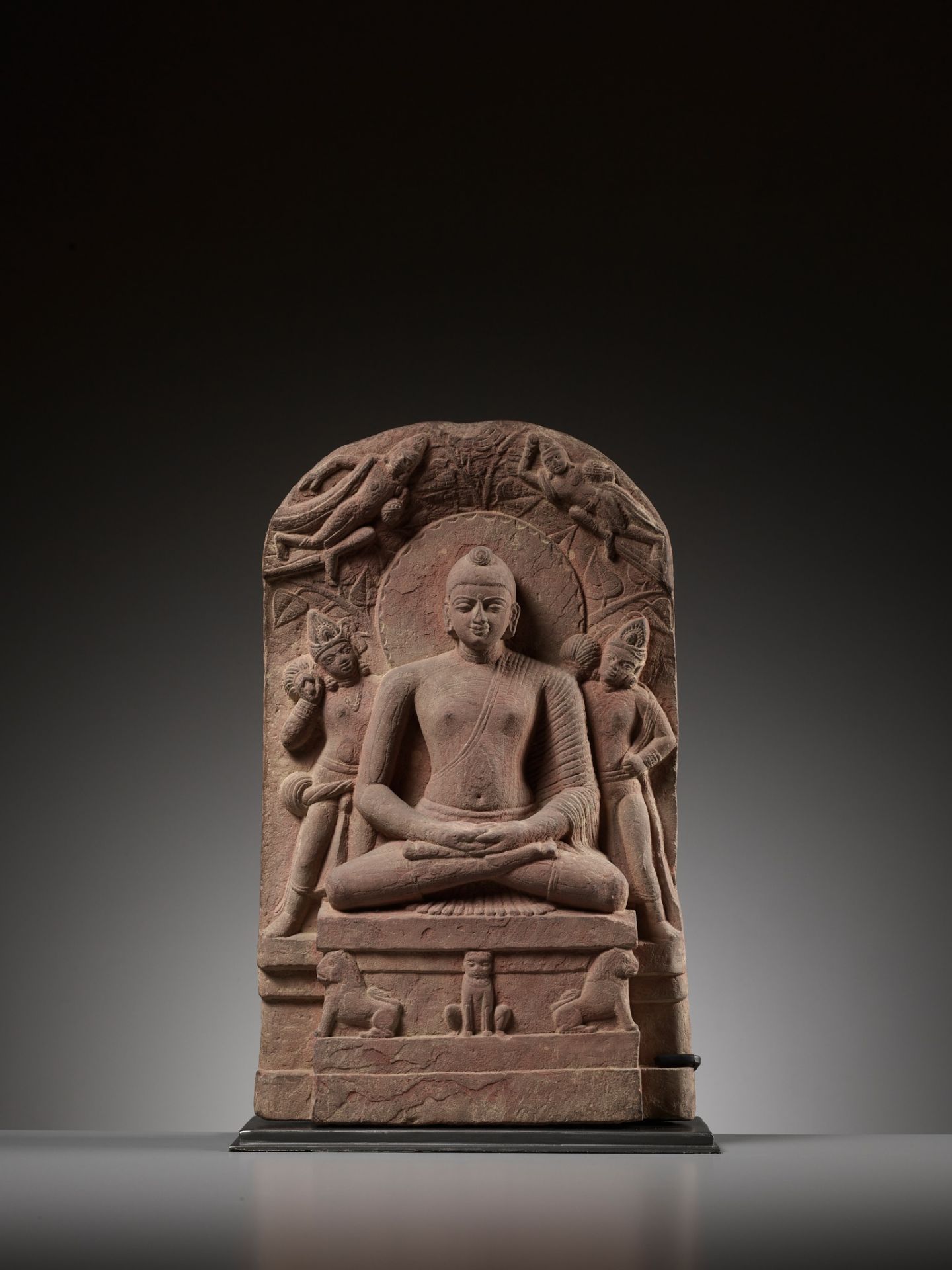 A PINK SANDSTONE STELE OF BUDDHA SHAKYAMUNI, KUSHAN PERIOD, MATHURA, LATE 1ST TO EARLY 2ND CENTURY - Image 2 of 14