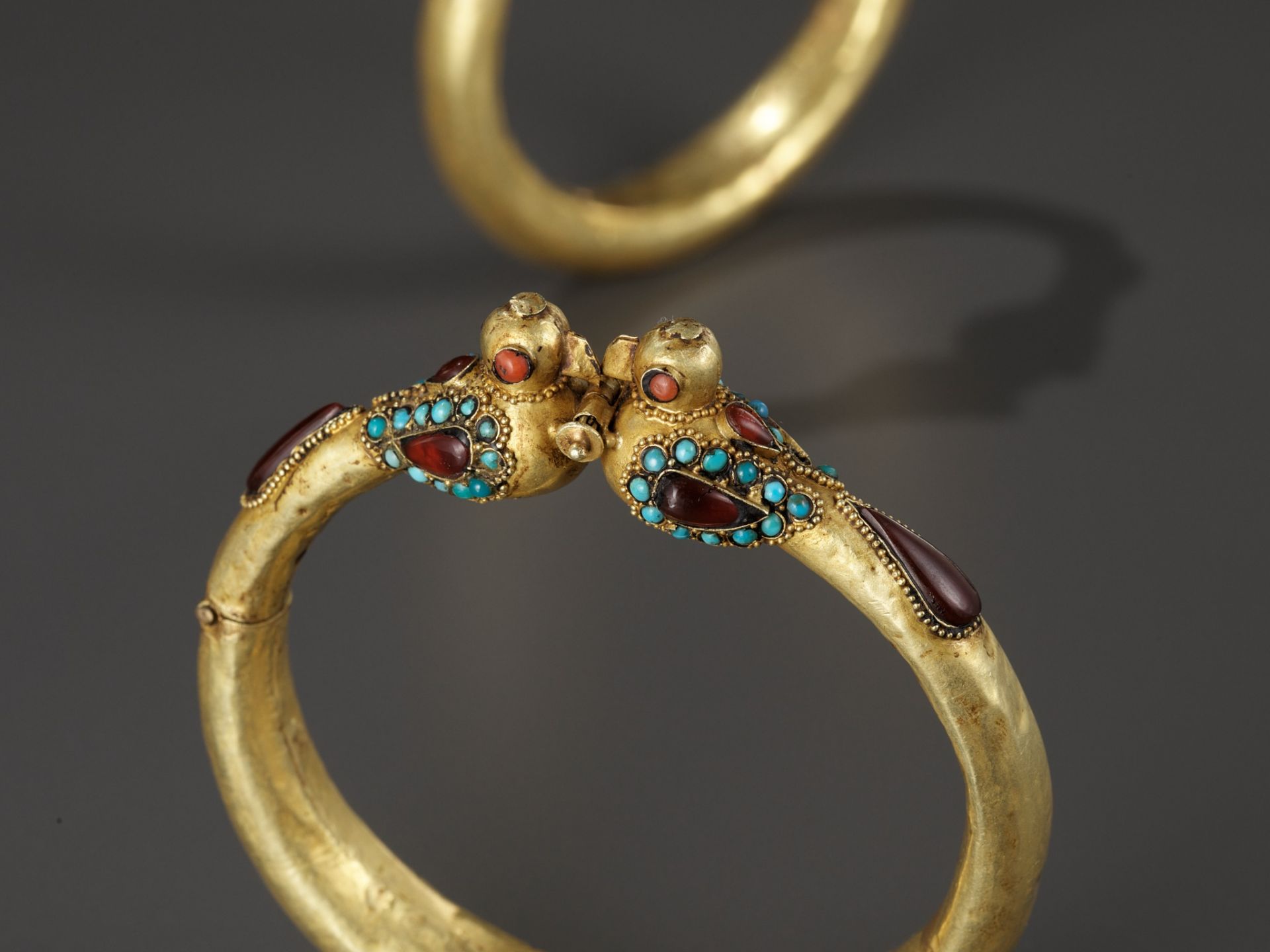 A PAIR OF GOLD 'BIRD' BANGLES, PERSIA, 11TH TO 12TH CENTURY - Image 3 of 9