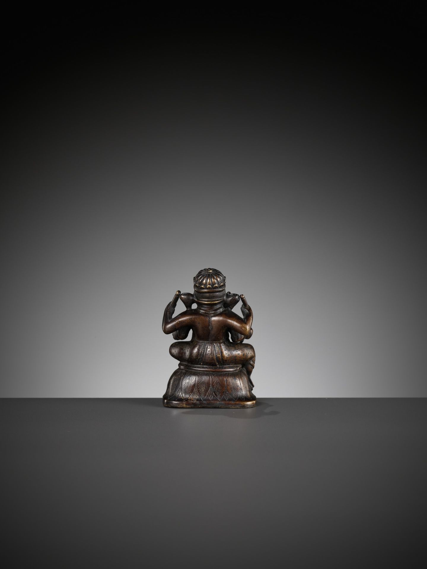 A SMALL BRONZE FIGURE OF GANESHA, SOUTH INDIA, 17TH - 18TH CENTURY - Image 10 of 14