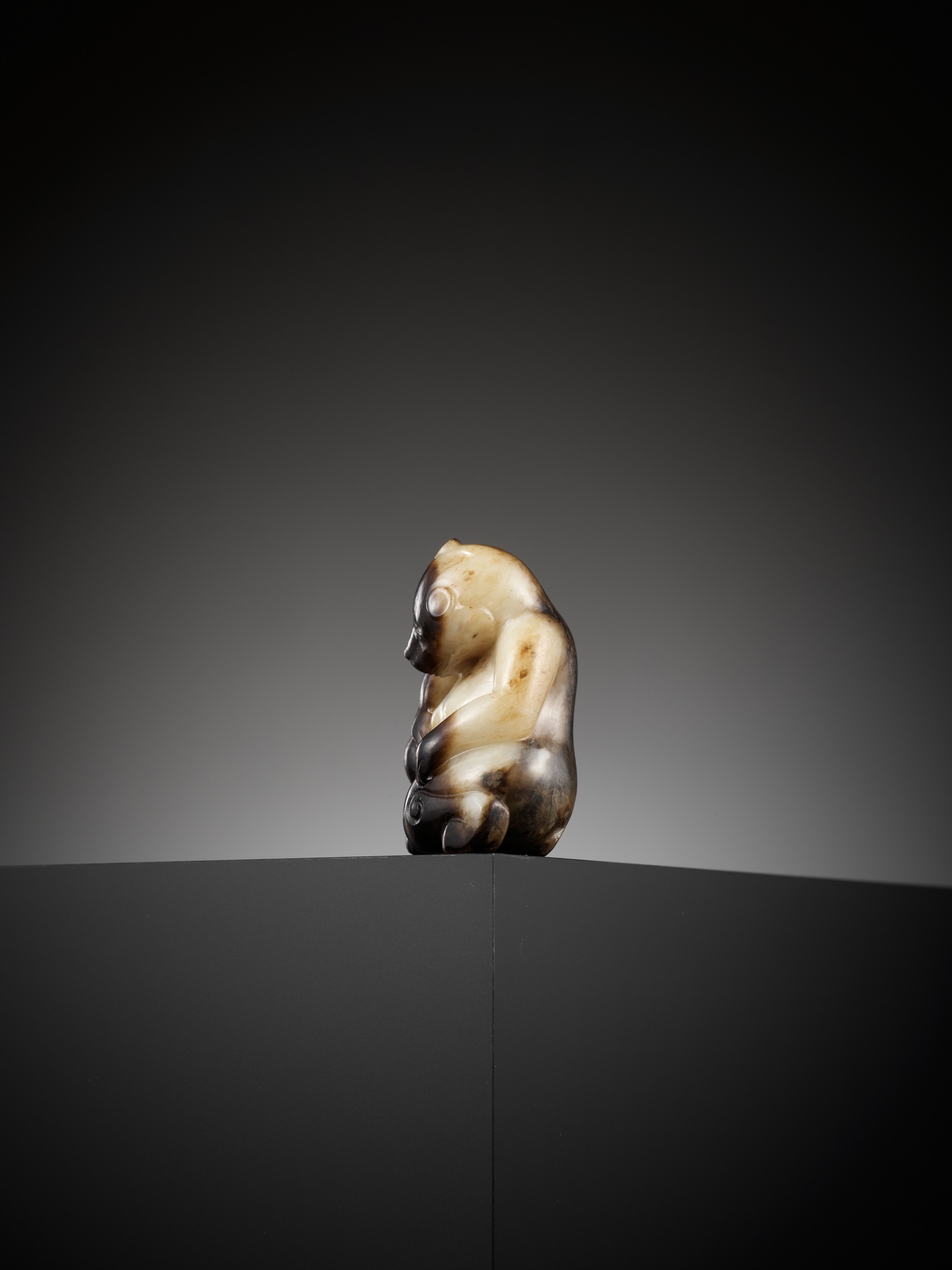 AN EXCEPTIONAL CREAMY-WHITE AND BLACK JADE FIGURE OF A BEAR, SONG DYNASTY OR EARLIER - Image 14 of 27