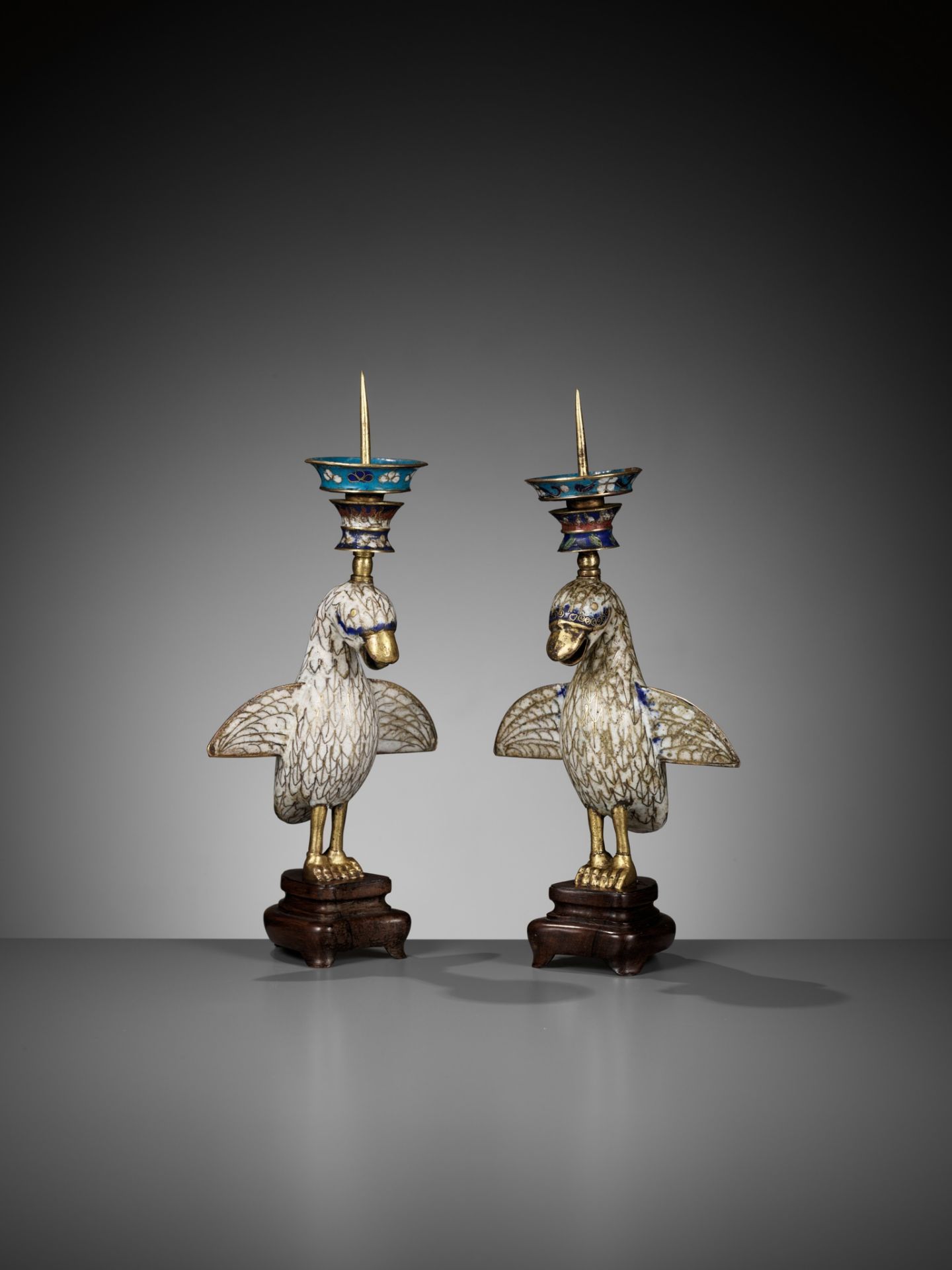 A PAIR OF CLOISONNE ENAMEL 'BIRD' CANDLESTICKS, QIANLONG PERIOD - Bild 9 aus 9