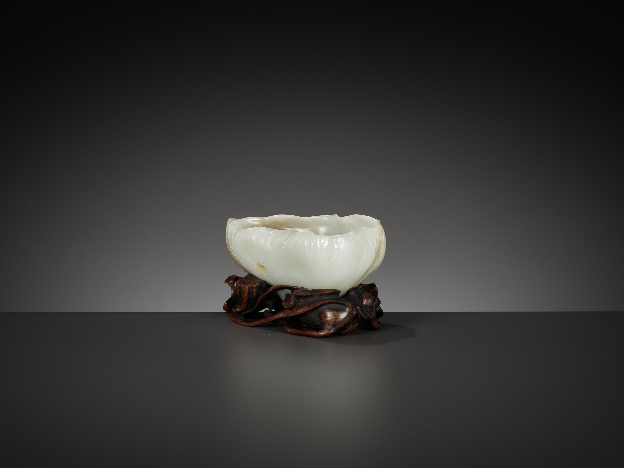 A WHITE AND BROWN JADE 'LOTUS, CRAB AND MILLET' BRUSH WASHER AND MATCHING WOOD STAND, 18TH CENTURY - Image 11 of 20