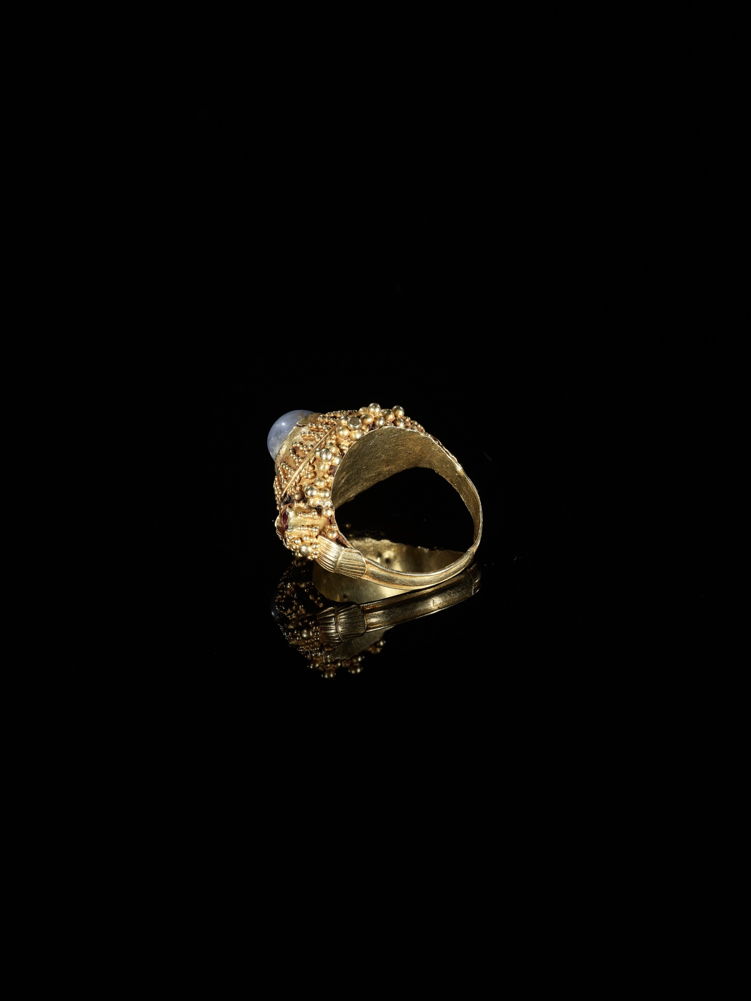 A GOLD PRIEST'S RING INLAID WITH A MOONSTONE AND TWO SMALL GARNETS - Image 5 of 6