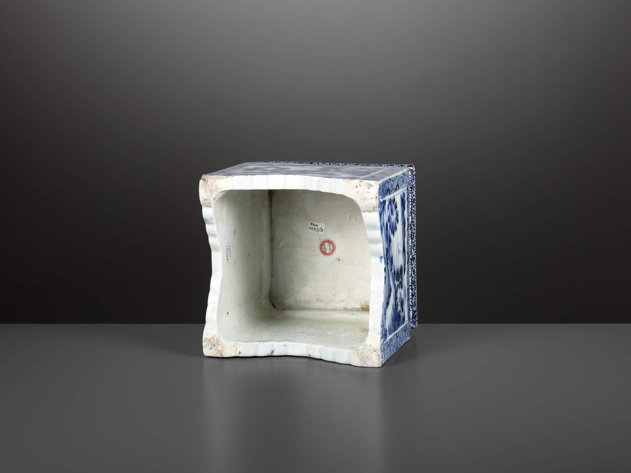 A MASSIVE BLUE AND WHITE 'LANDSCAPE' STAND, LATE MING TO EARLY QING DYNASTY - Image 5 of 17