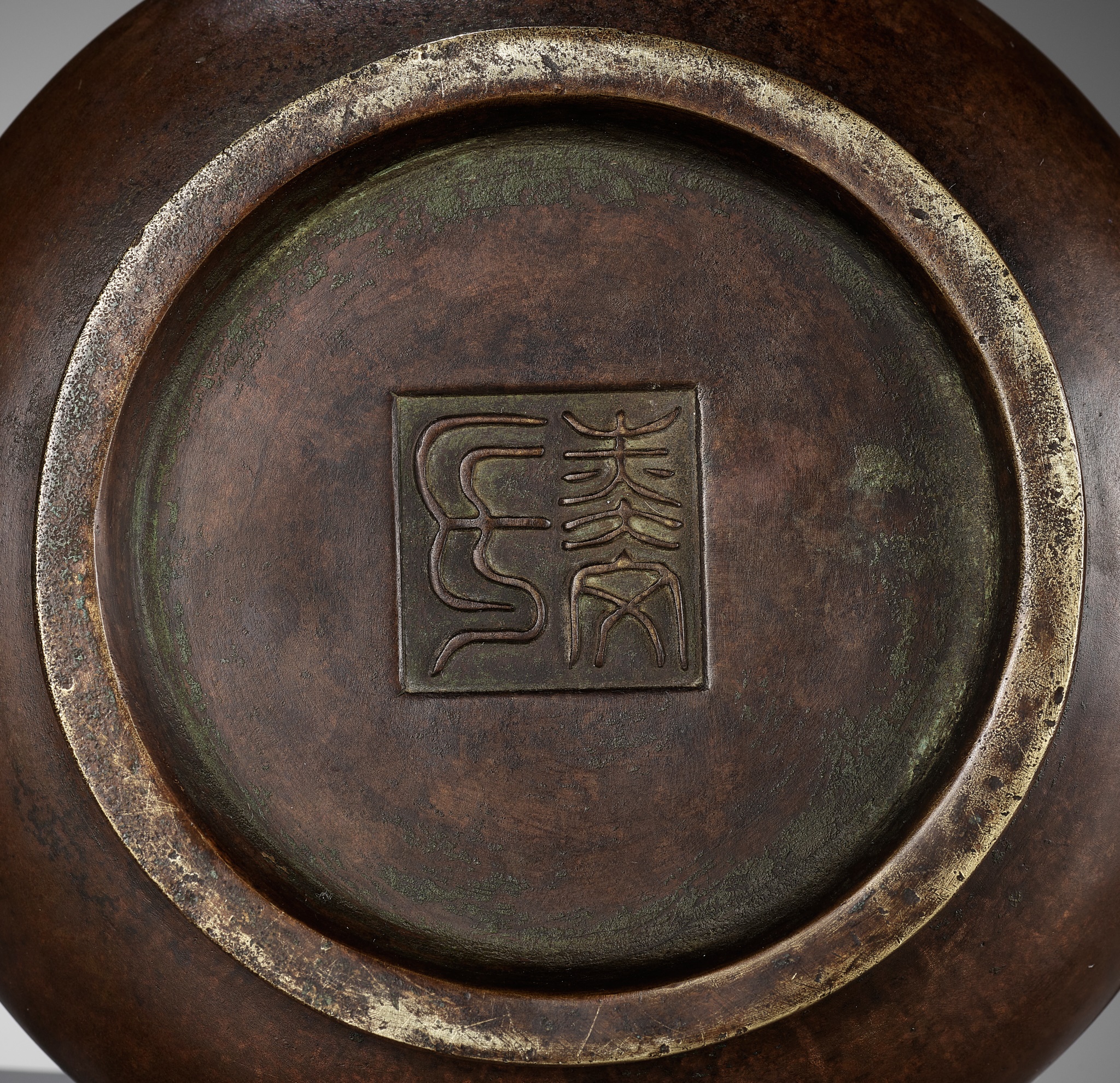 A BRONZE CENSER WITH A ZITAN WOOD COVER AND A WHITE JADE FINIAL, 17TH-18TH CENTURY - Image 3 of 16