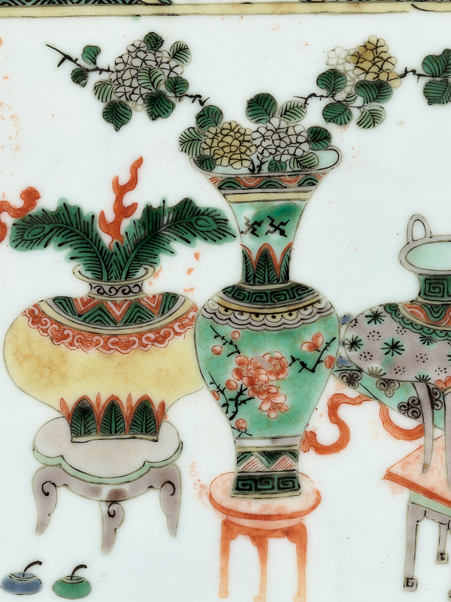 A SET OF FOUR FAMILLE VERTE 'HUNDRED ANTIQUES' PLAQUES, BY YU CHENGSHEN, 19TH CENTURY - Image 8 of 13