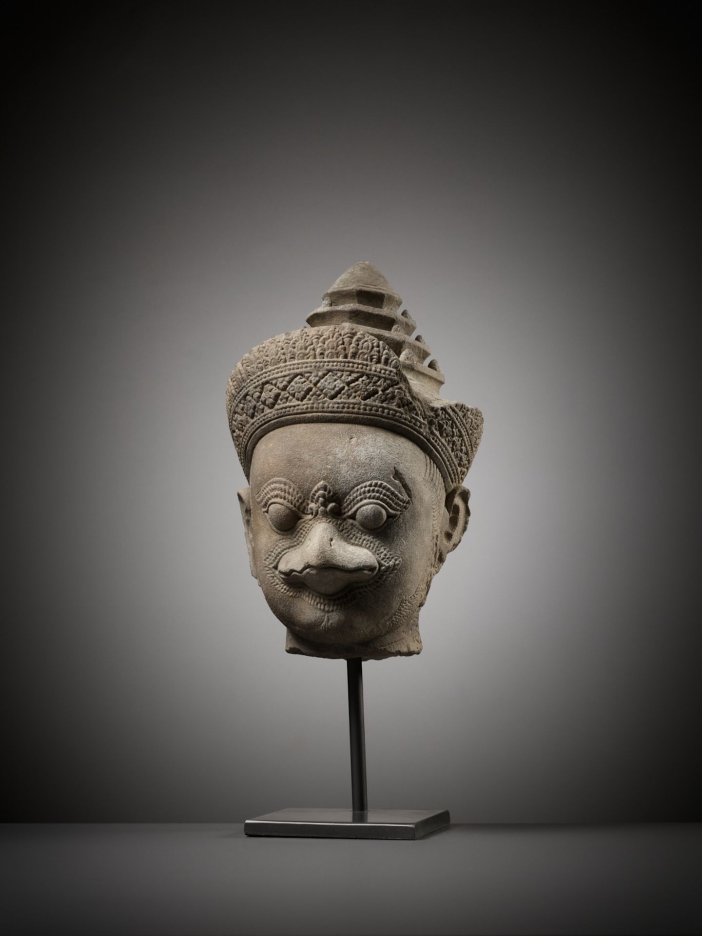 A SANDSTONE HEAD OF GARUDA, KOH KER STYLE, KHMER EMPIRE, 10TH CENTURY - Bild 8 aus 9