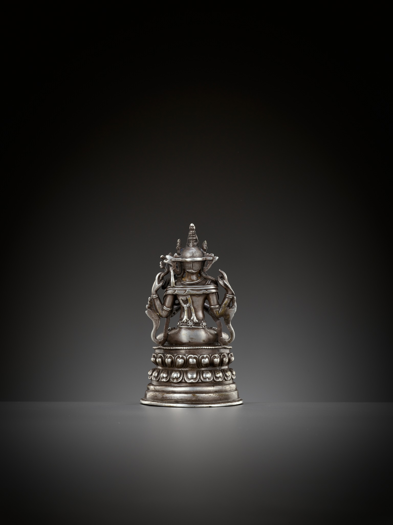 A PARCEL-GILT SOLID SILVER FIGURE OF SHADAKSHARI LOKESHVARA, PALA REVIVAL, TIBET, 17TH-18TH CENTURY - Image 8 of 11